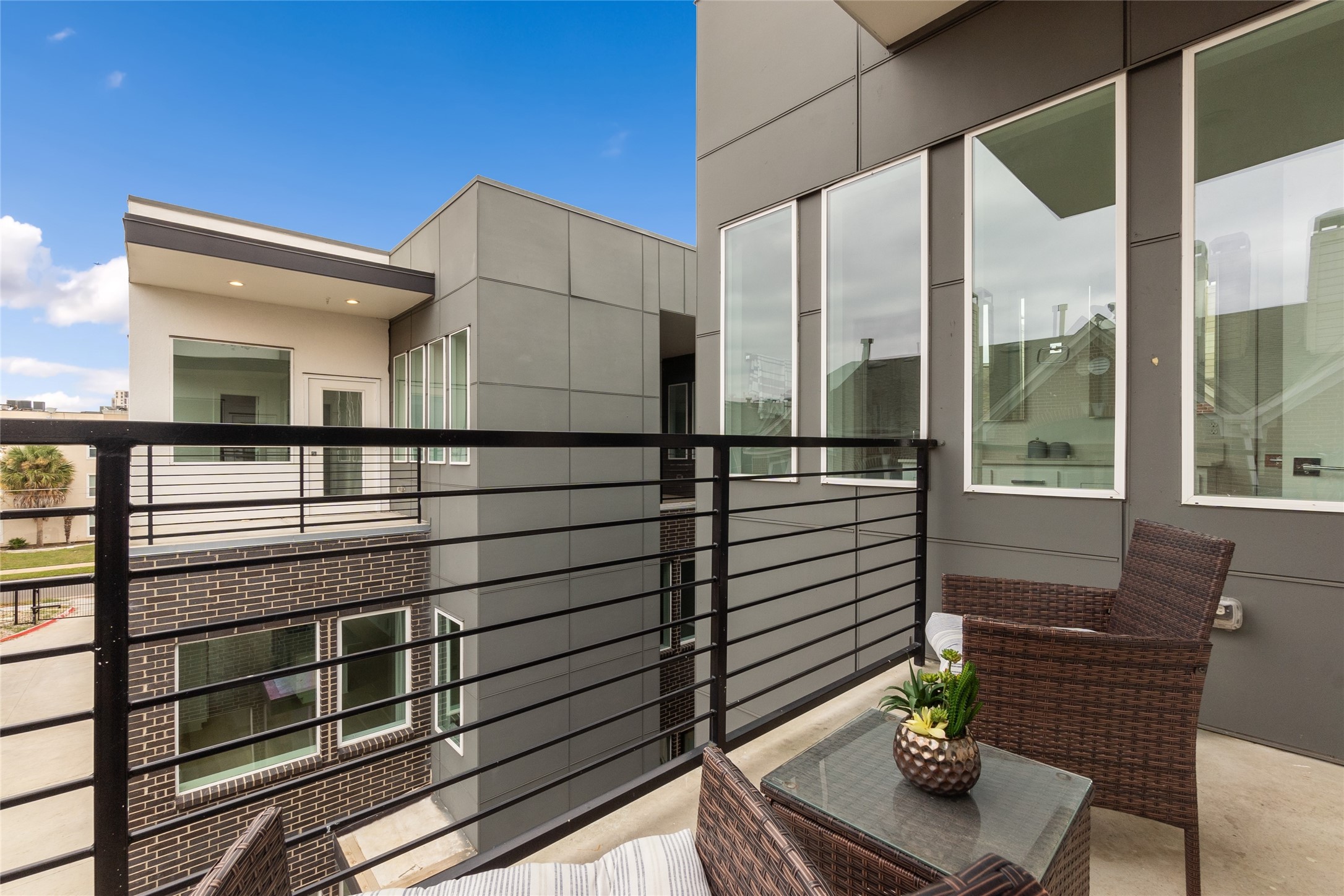 3915 N Hall Street 101