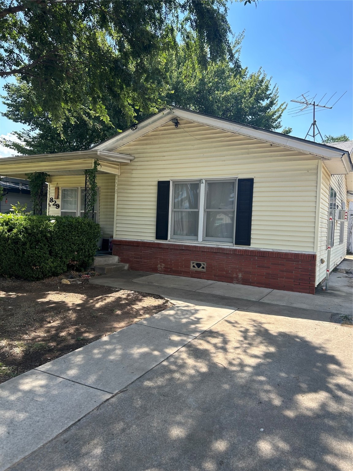 829 Yale Street