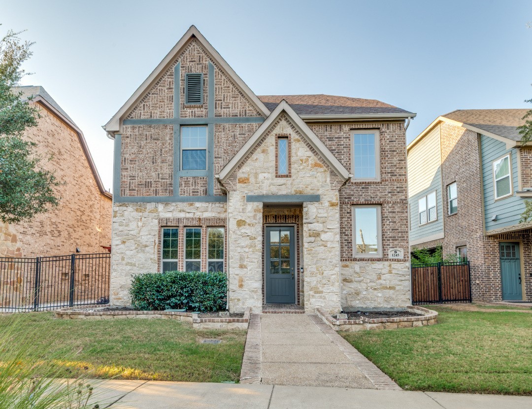1245 W Harris Hawk Way
