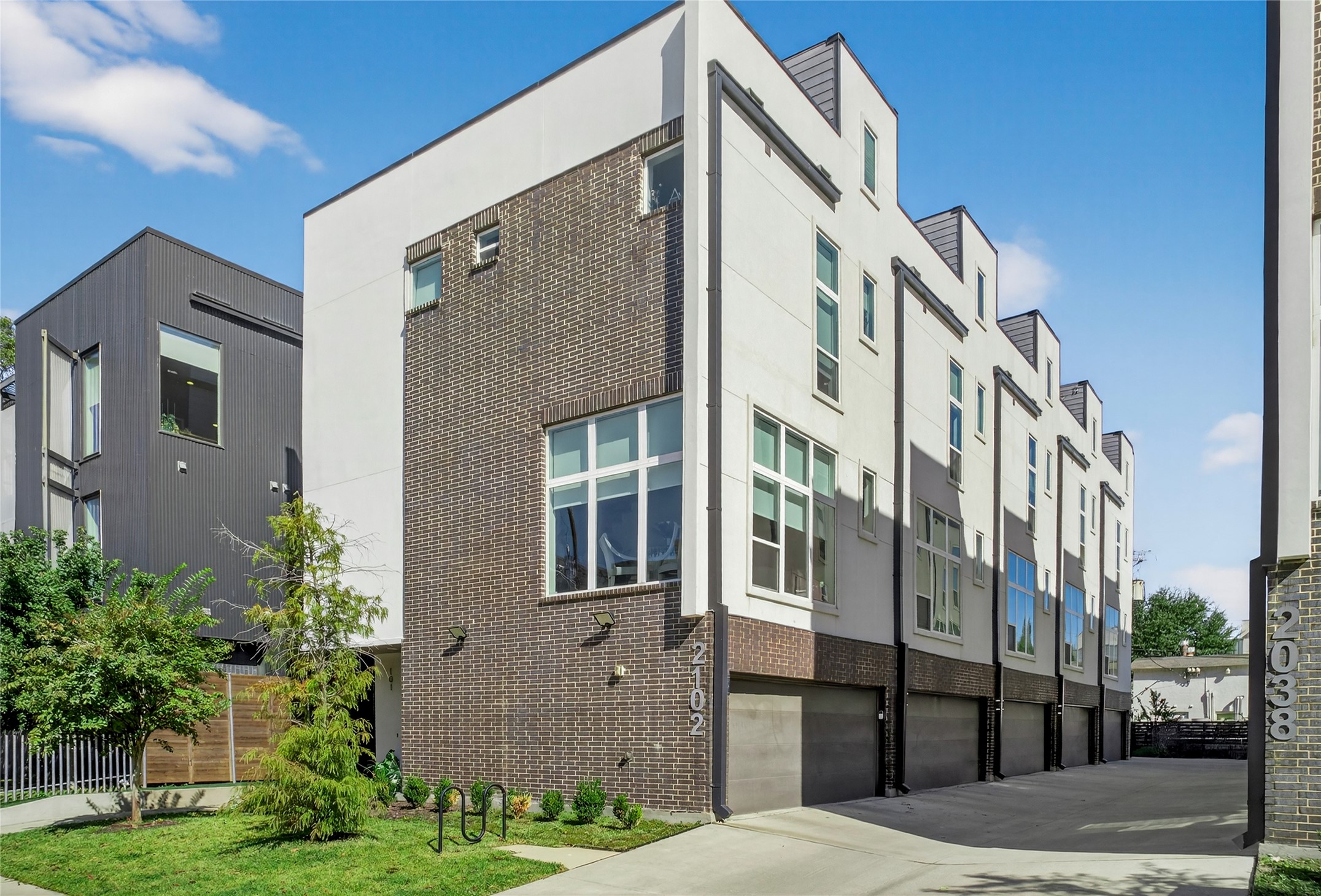 2102 N Prairie Avenue 105