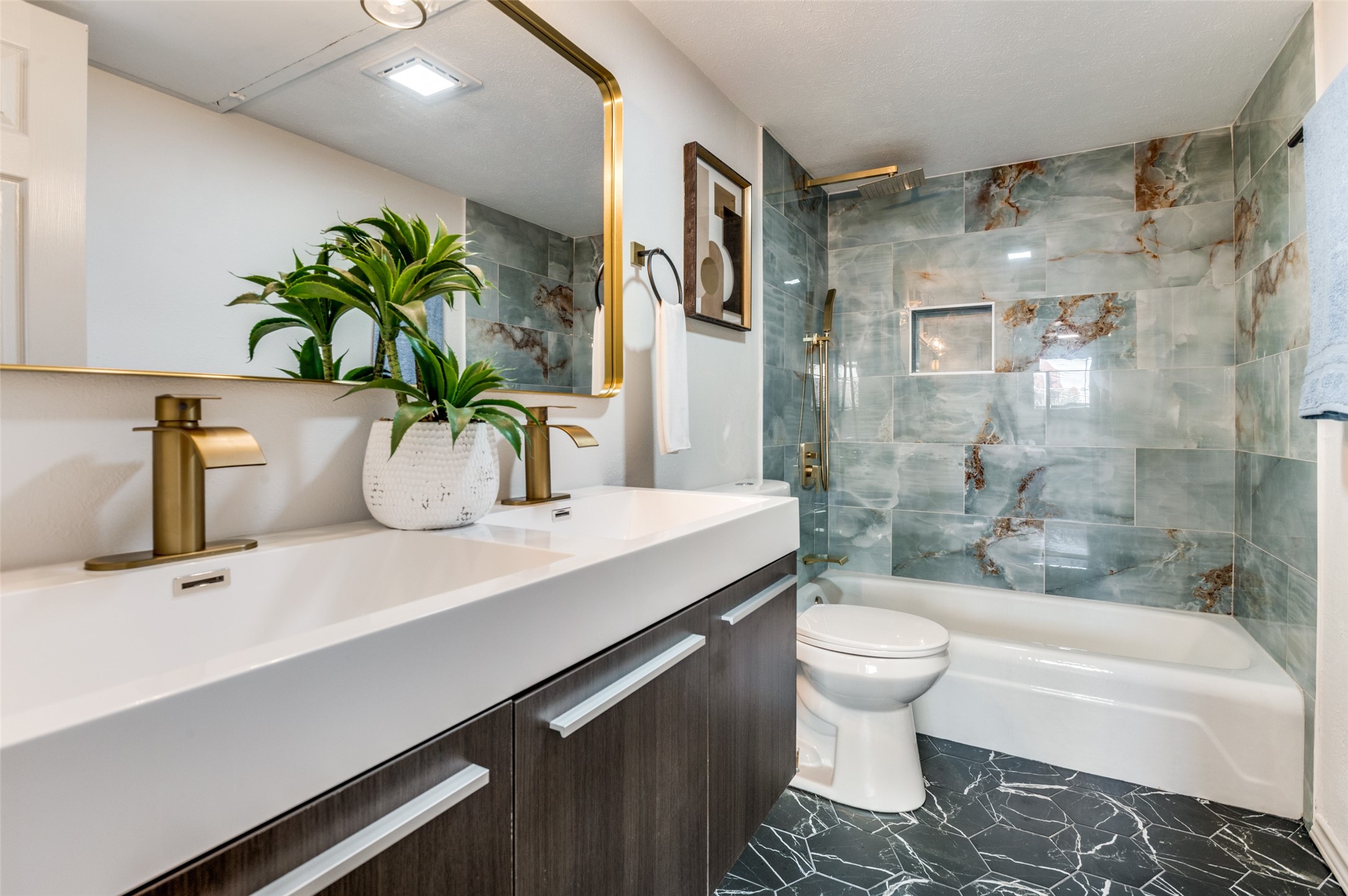 2702 Douglas Avenue 129