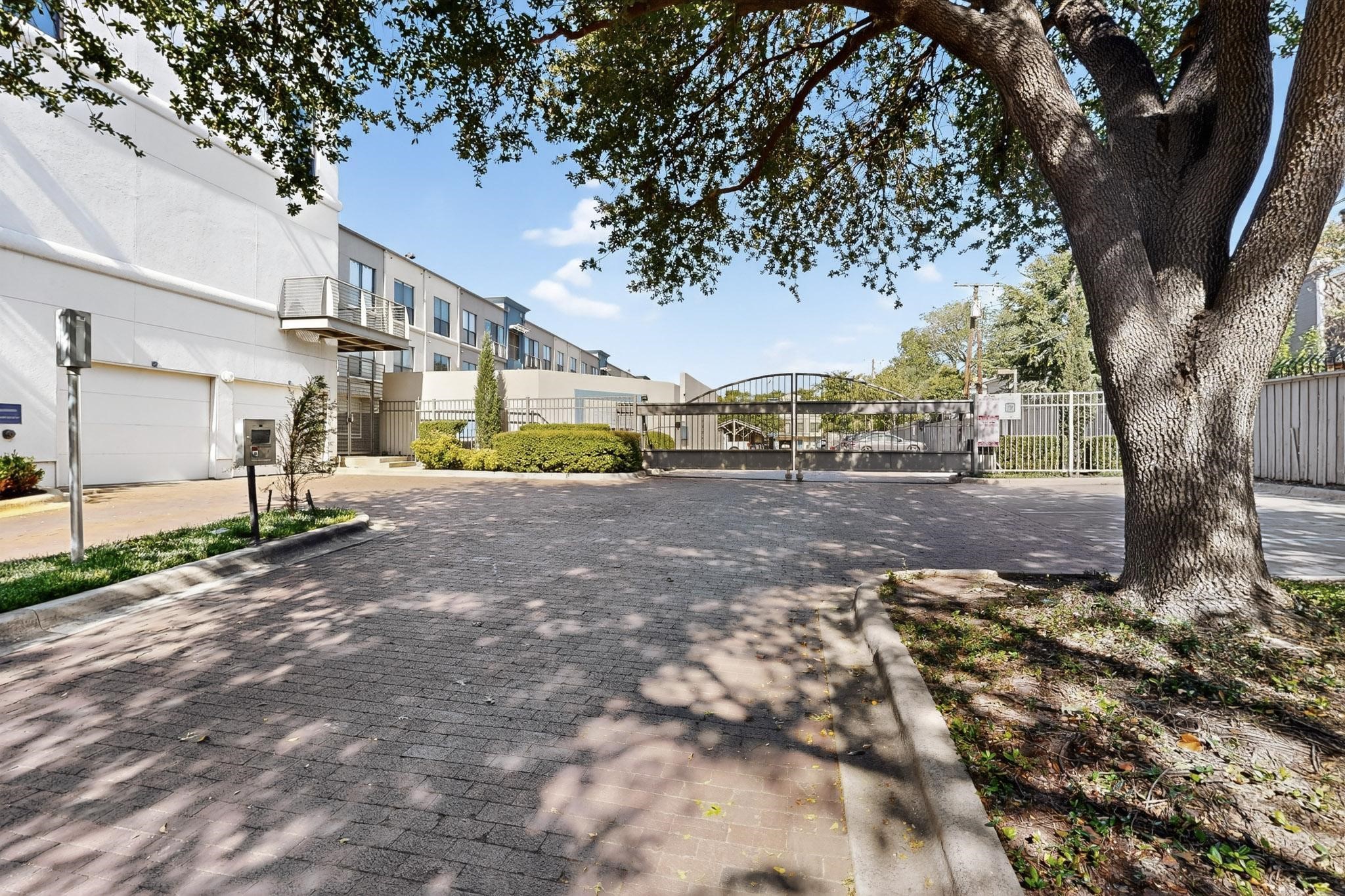 4414 Cedar Springs Road 323