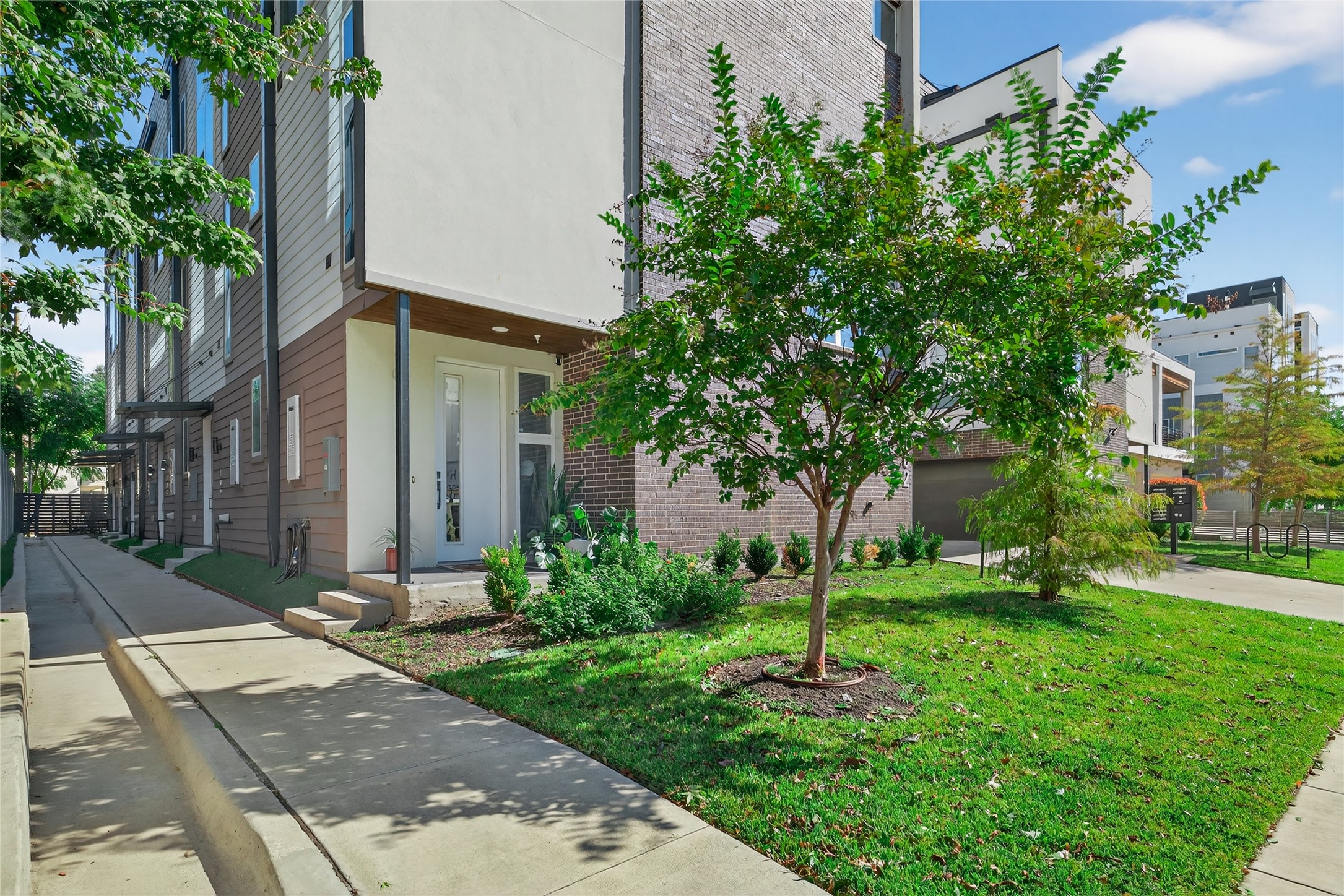 2102 N Prairie Avenue 105