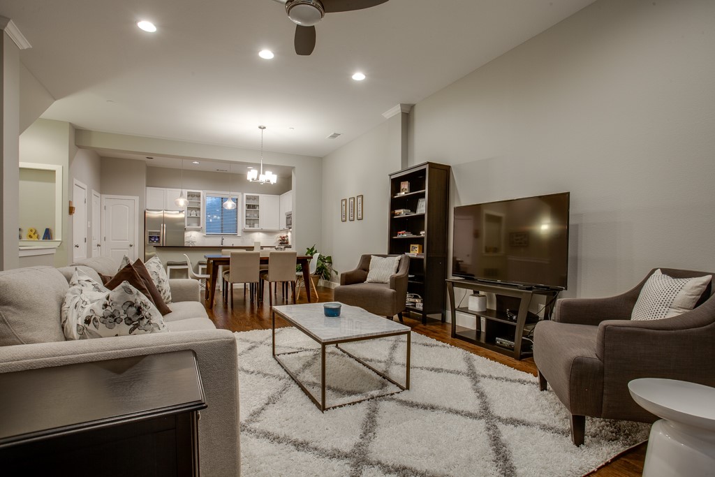 4211 Rawlins Street 527