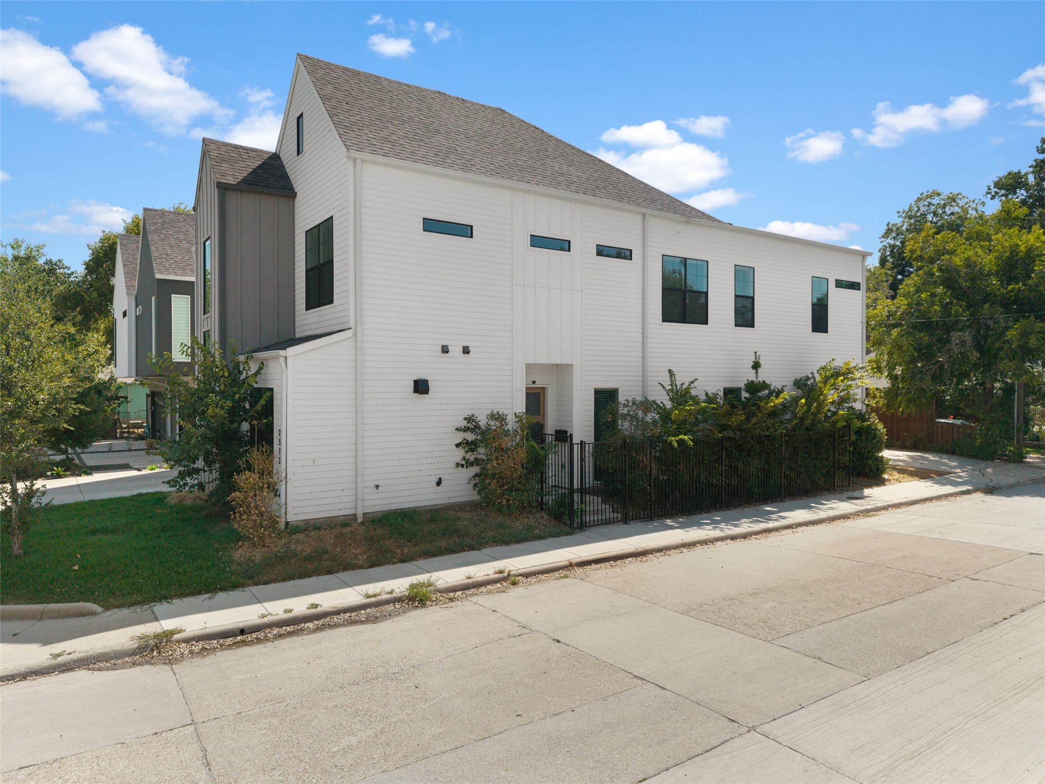 2513 N Winnetka Avenue