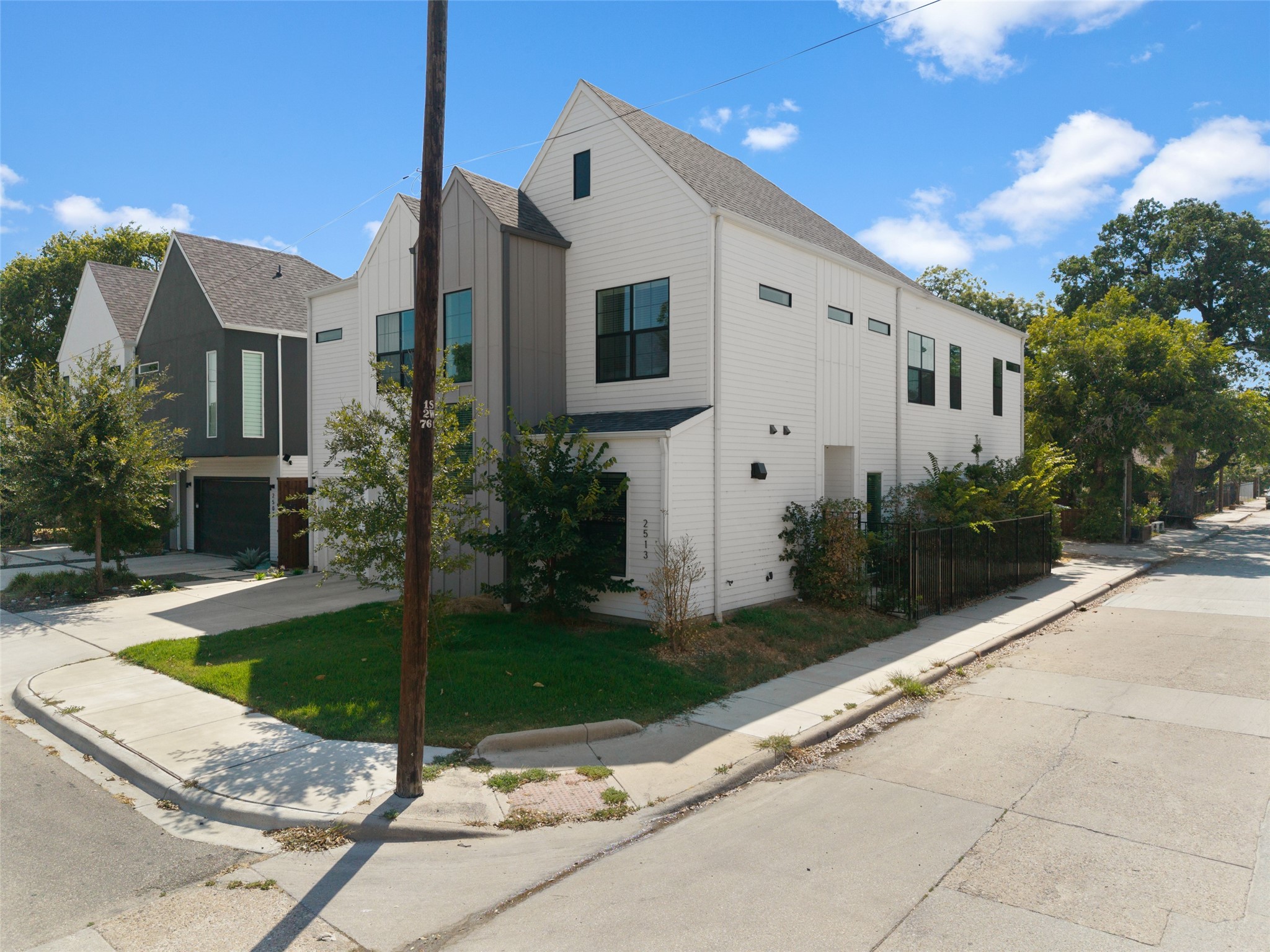 2513 N Winnetka Avenue