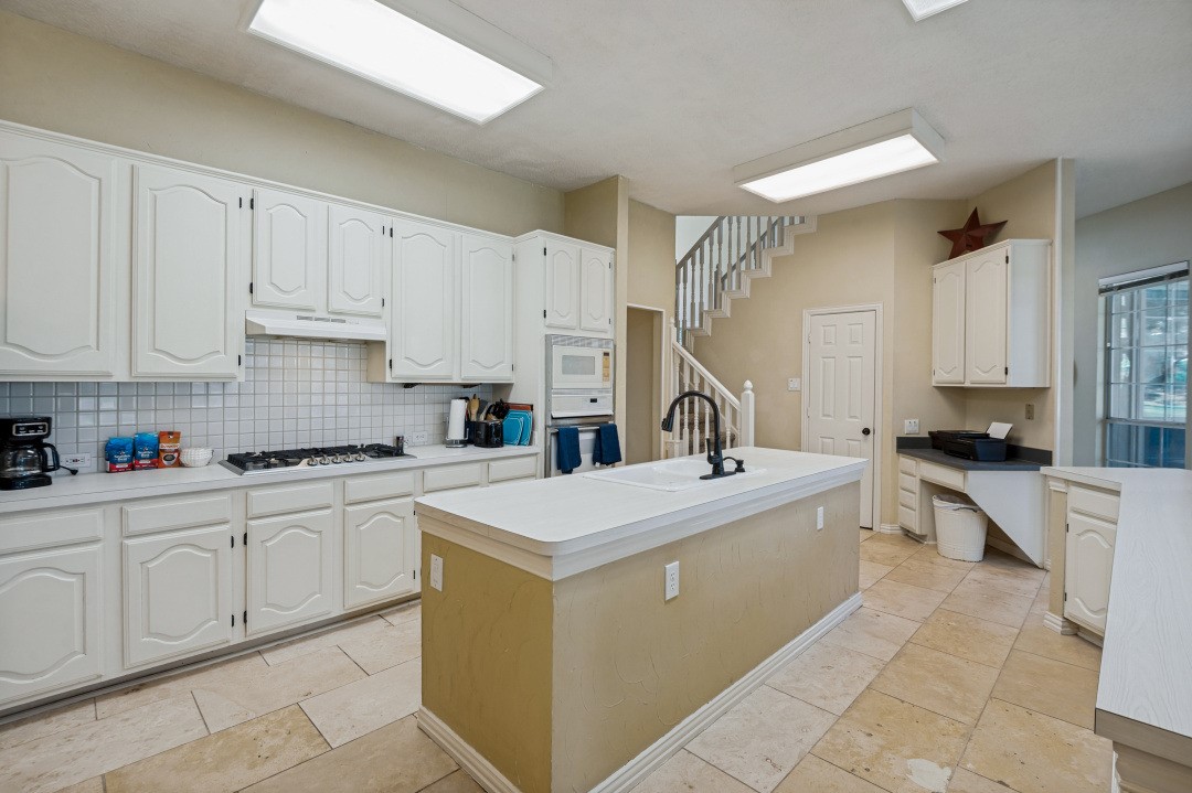 10913 Alexandria Drive