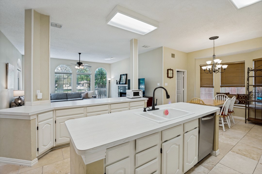 10913 Alexandria Drive