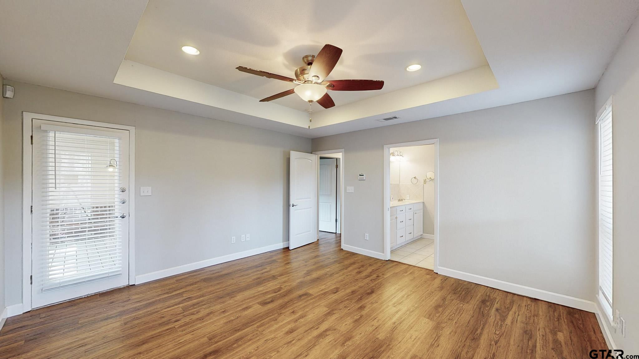 3702 Lake Vista