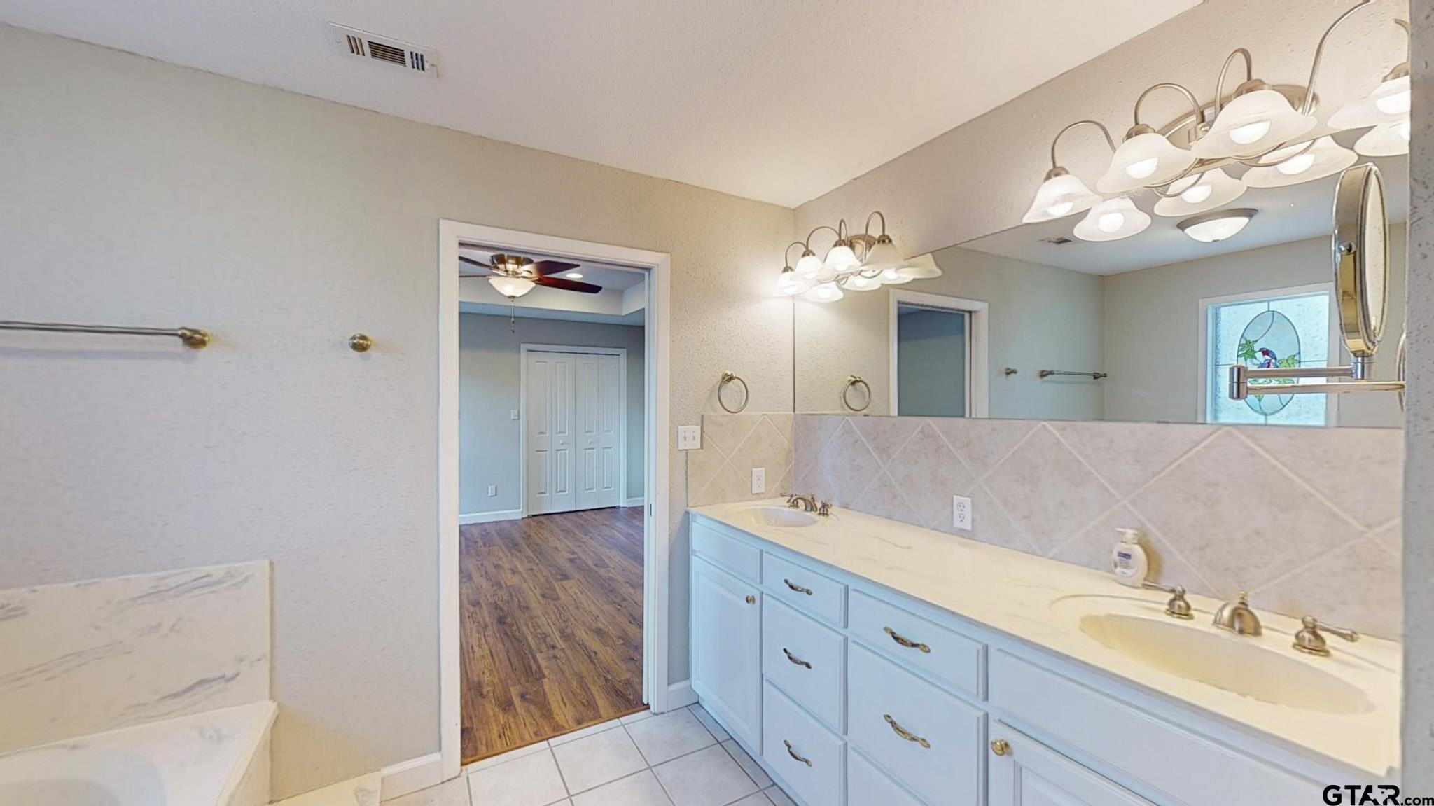 3702 Lake Vista