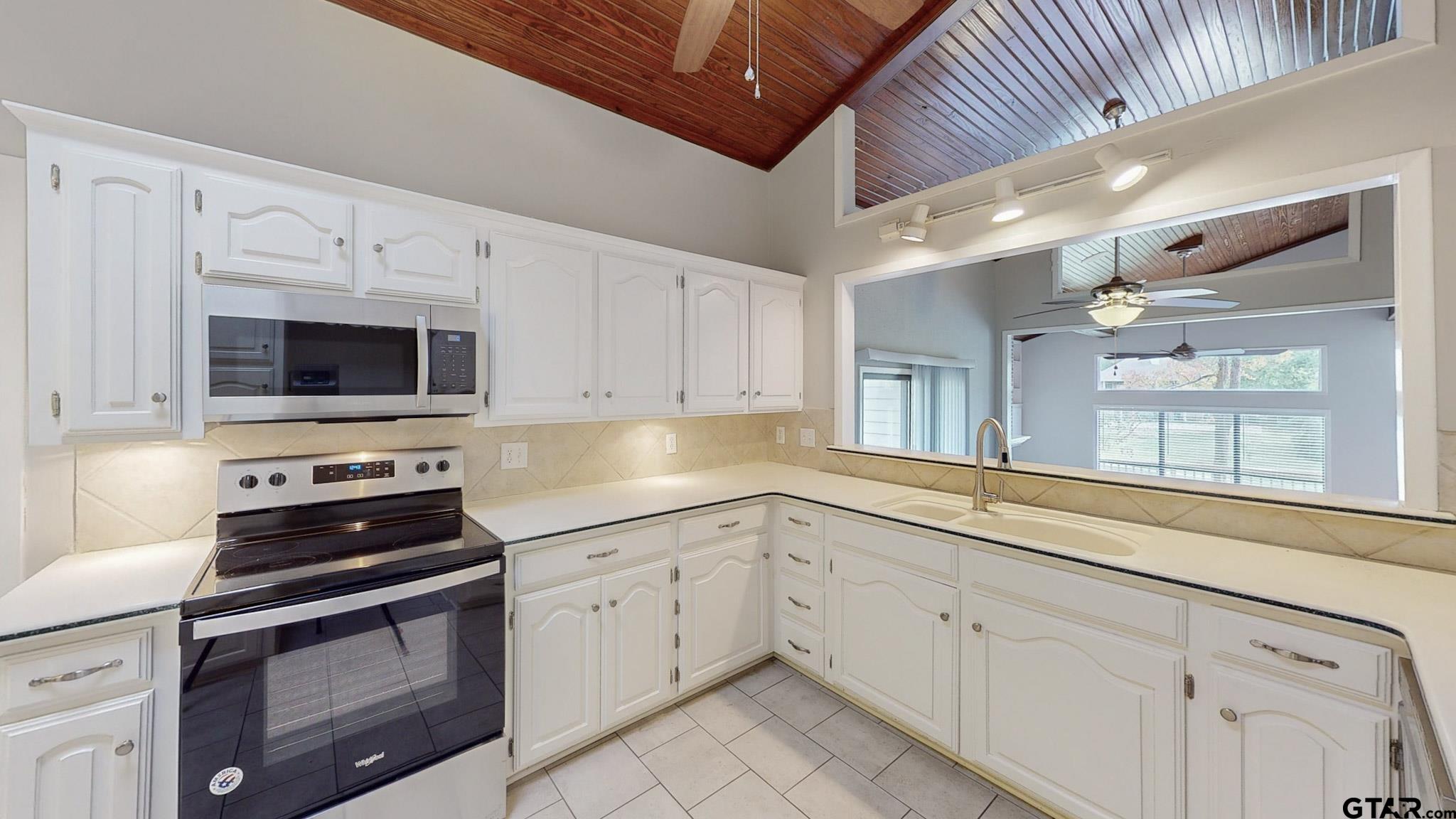3702 Lake Vista
