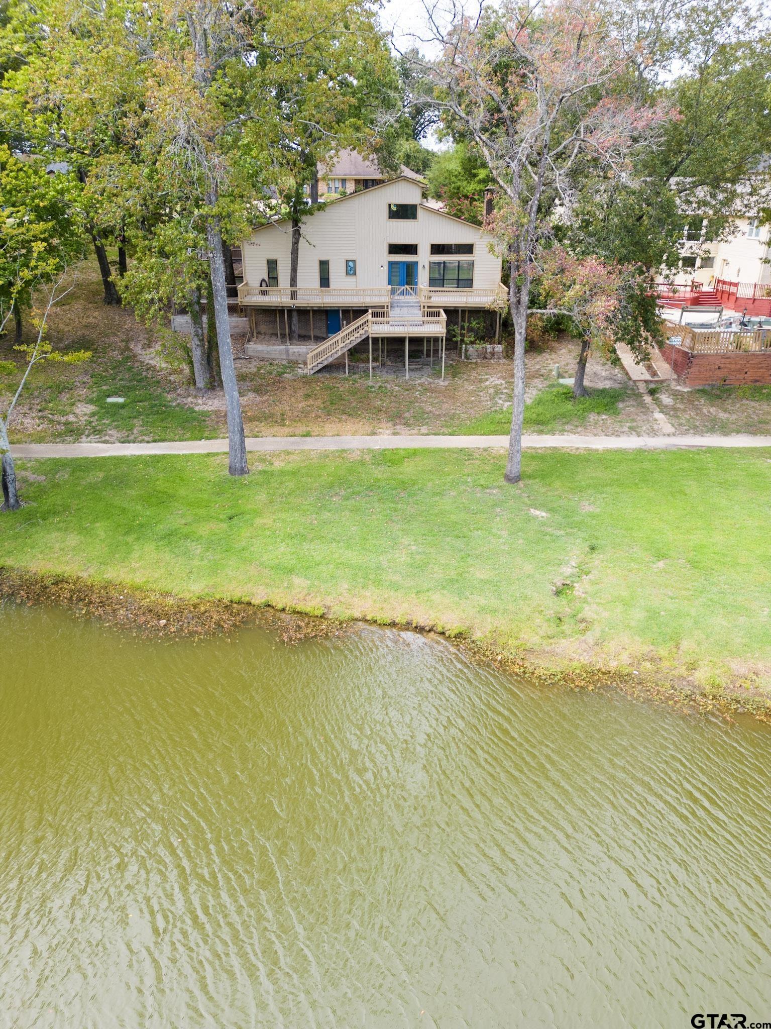 3702 Lake Vista