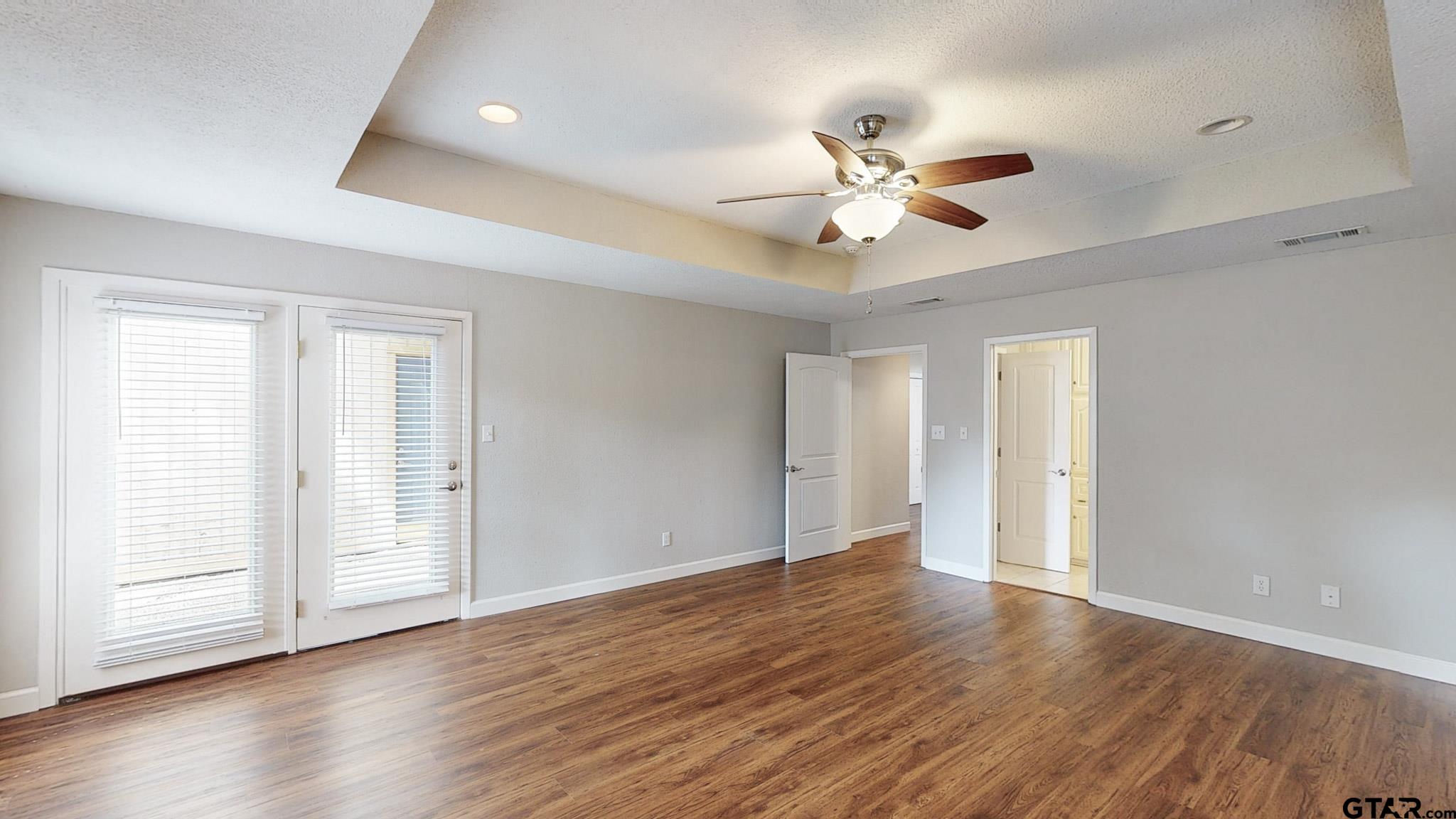 3702 Lake Vista