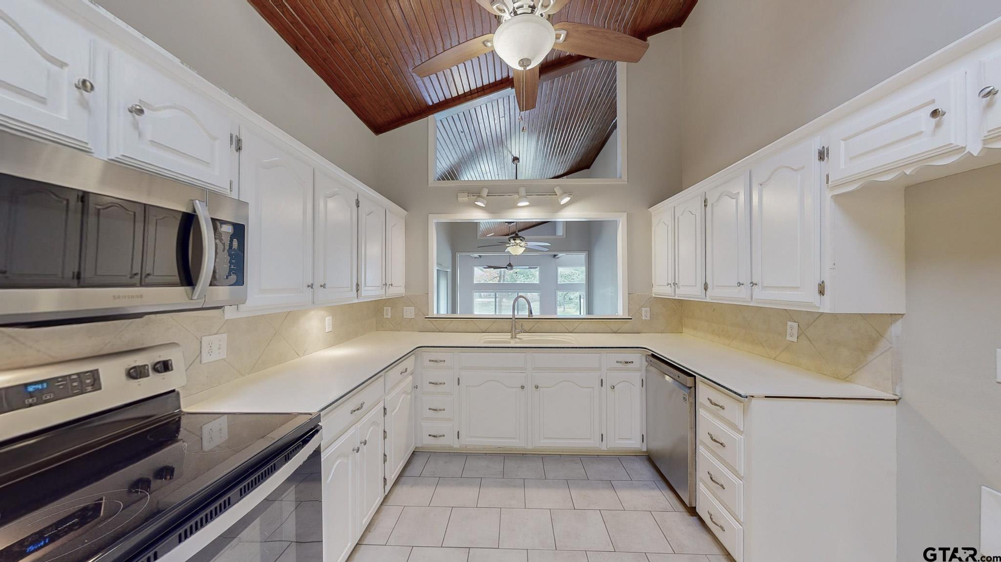3702 Lake Vista