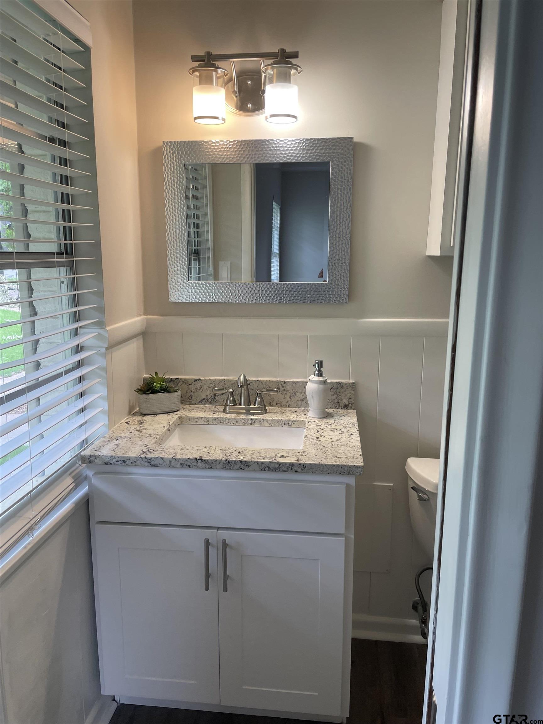 3008 Roanoke Ln