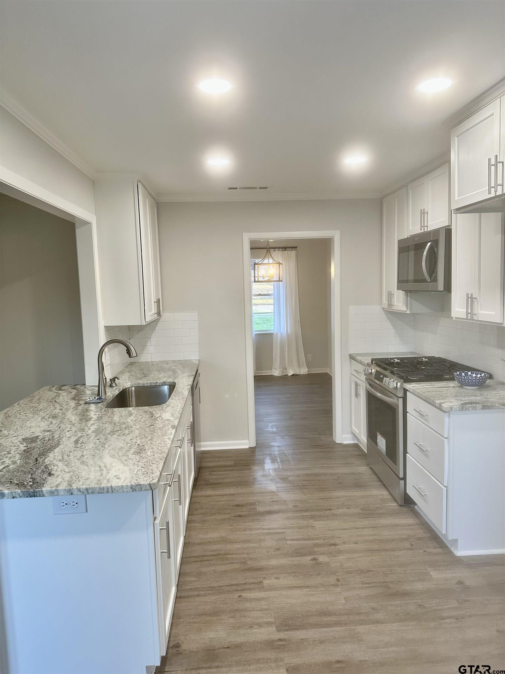 3008 Roanoke Ln