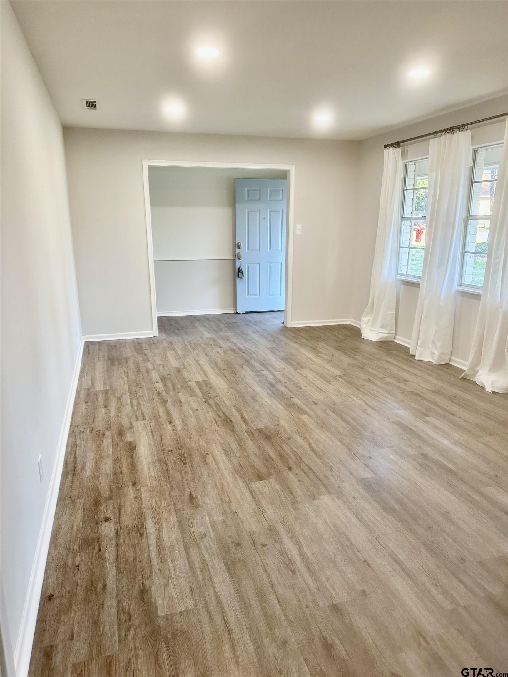 3008 Roanoke Ln