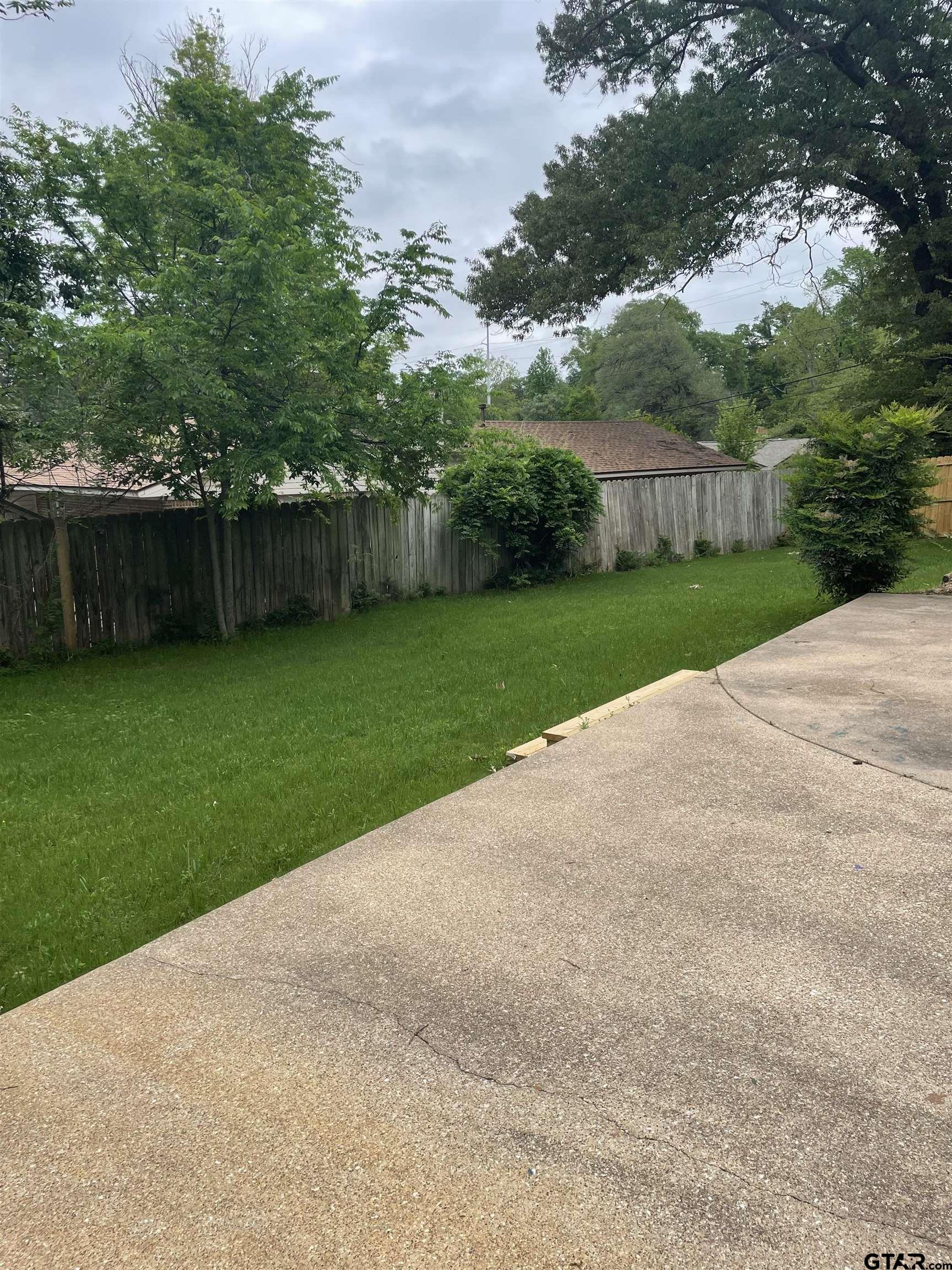 3008 Roanoke Ln