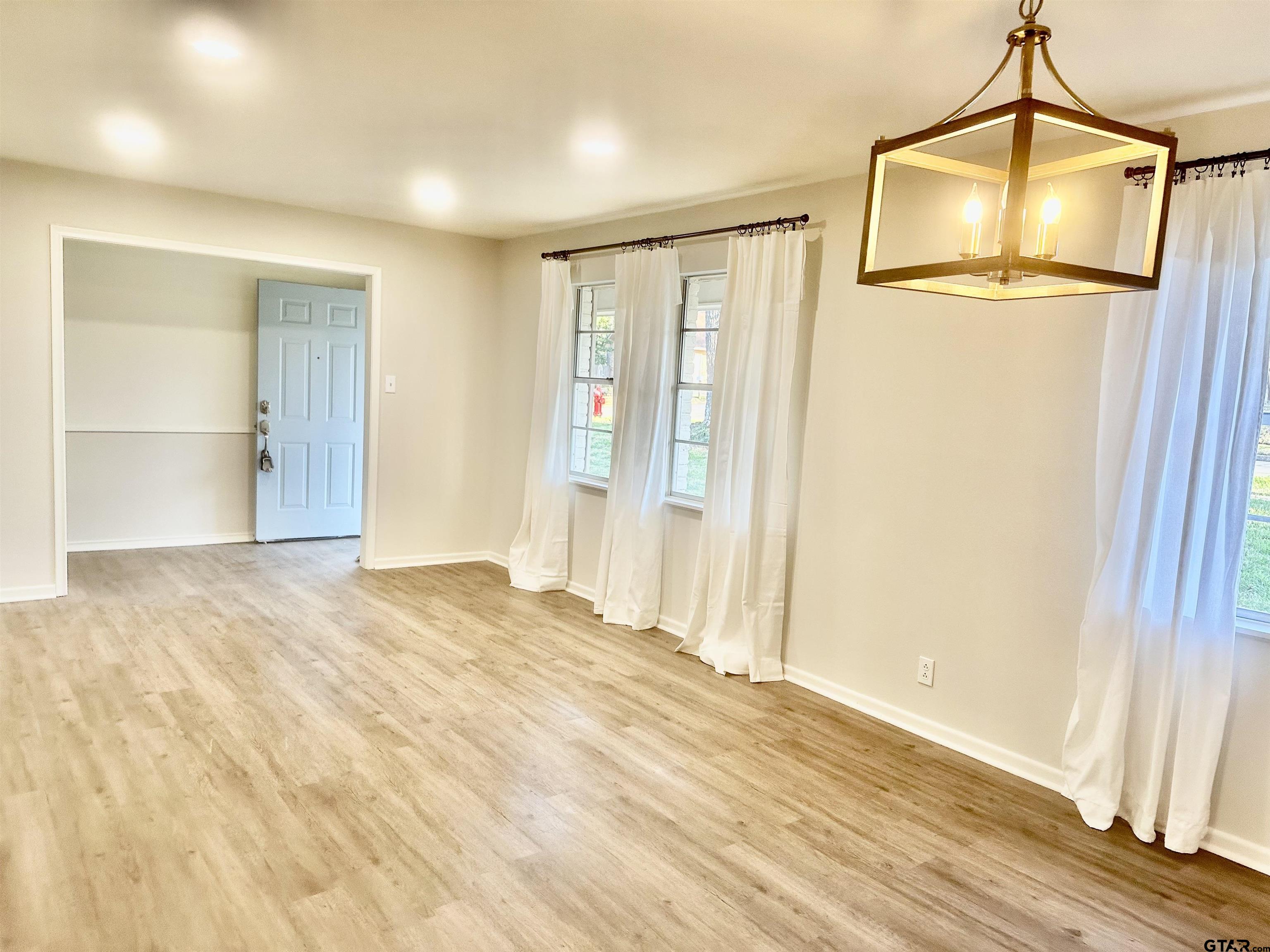 3008 Roanoke Ln
