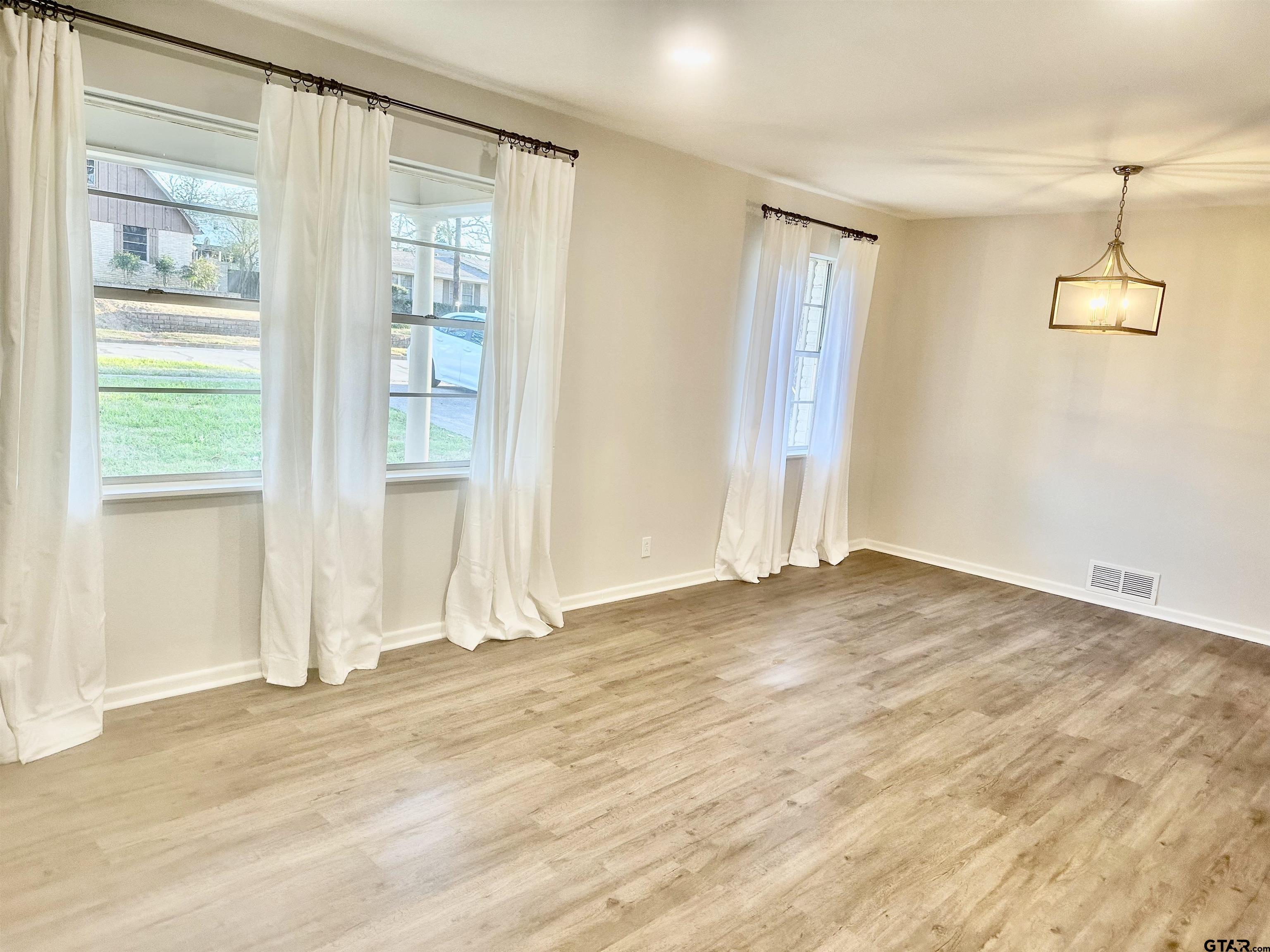 3008 Roanoke Ln