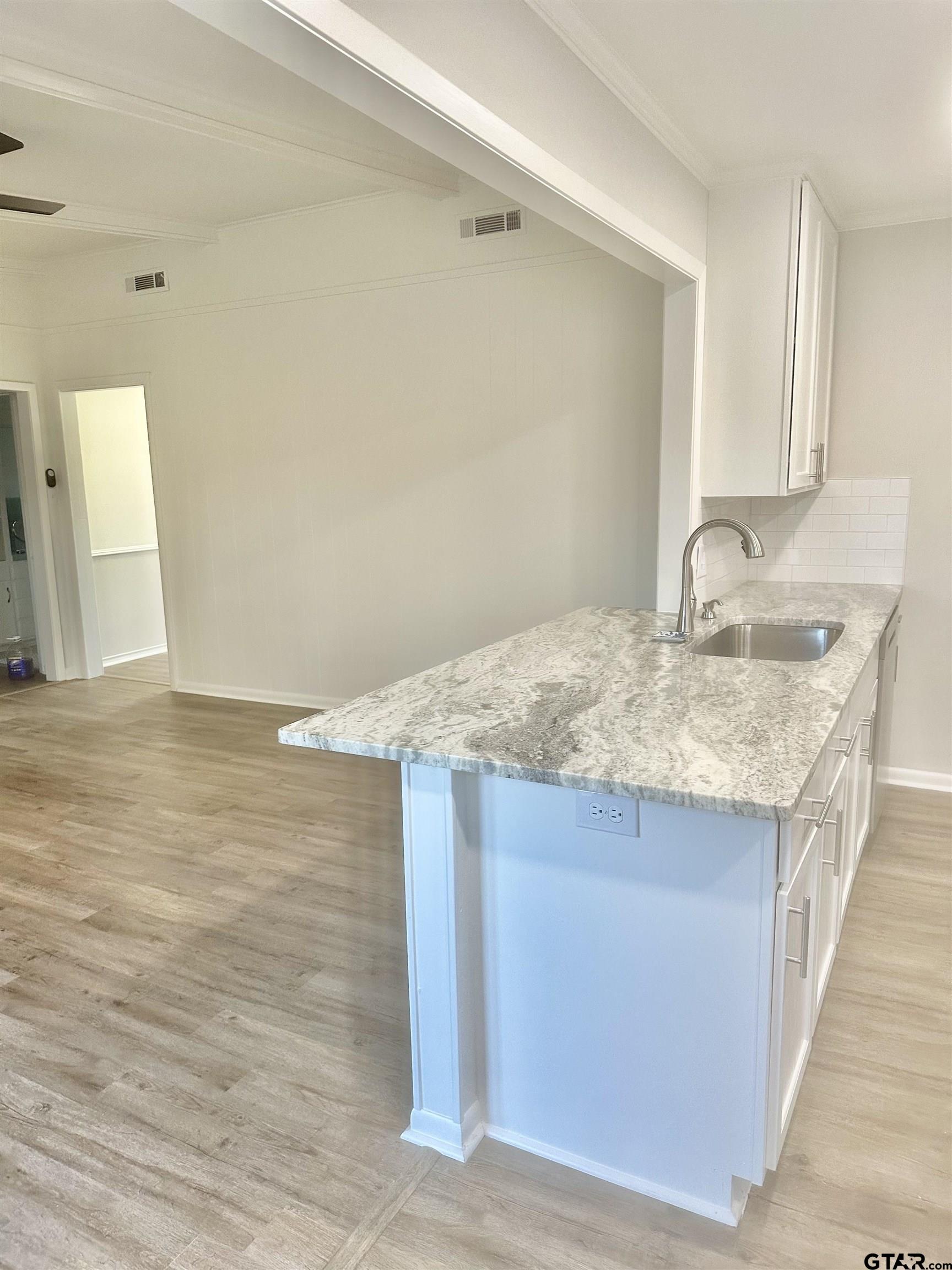 3008 Roanoke Ln
