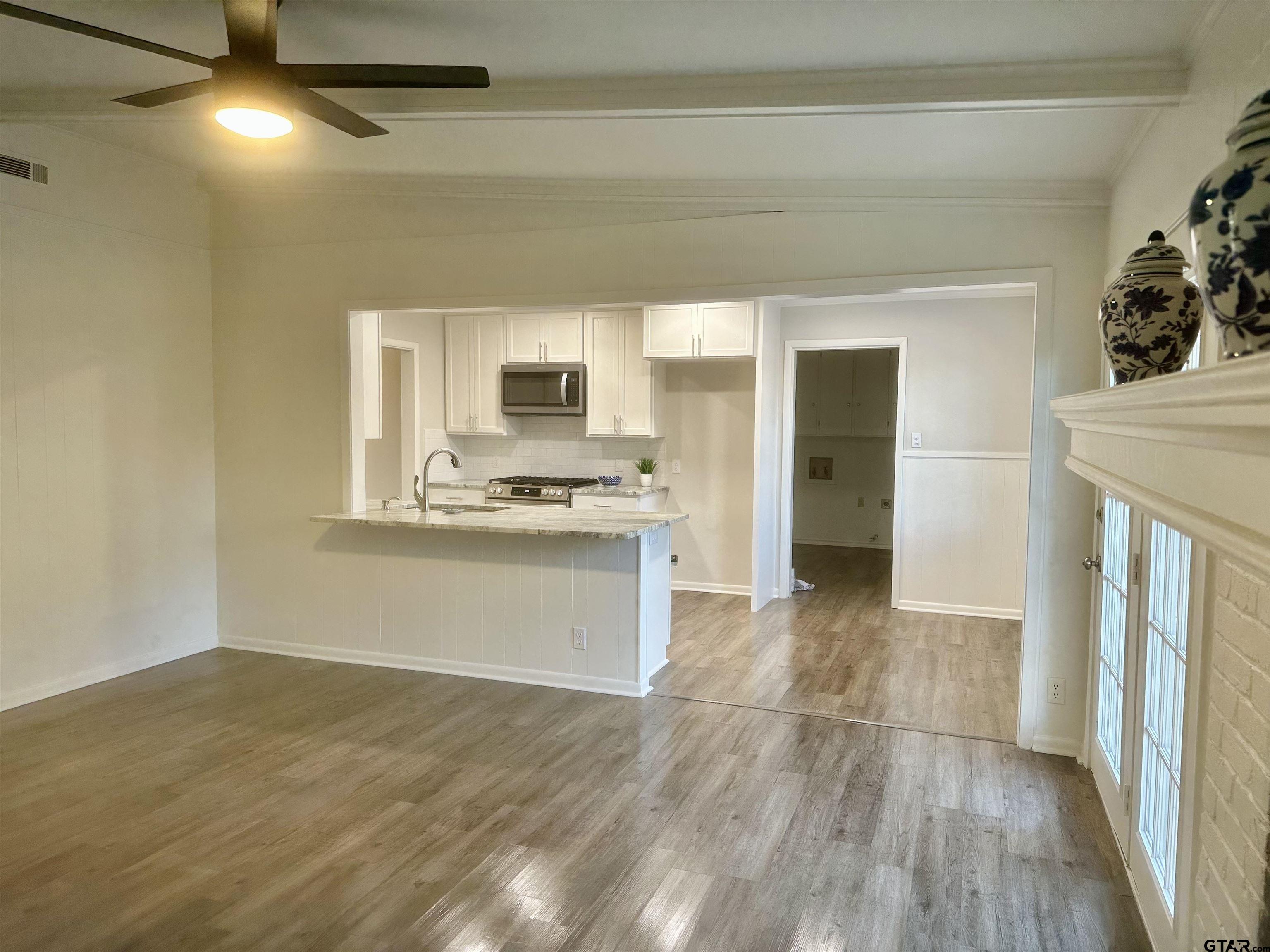 3008 Roanoke Ln