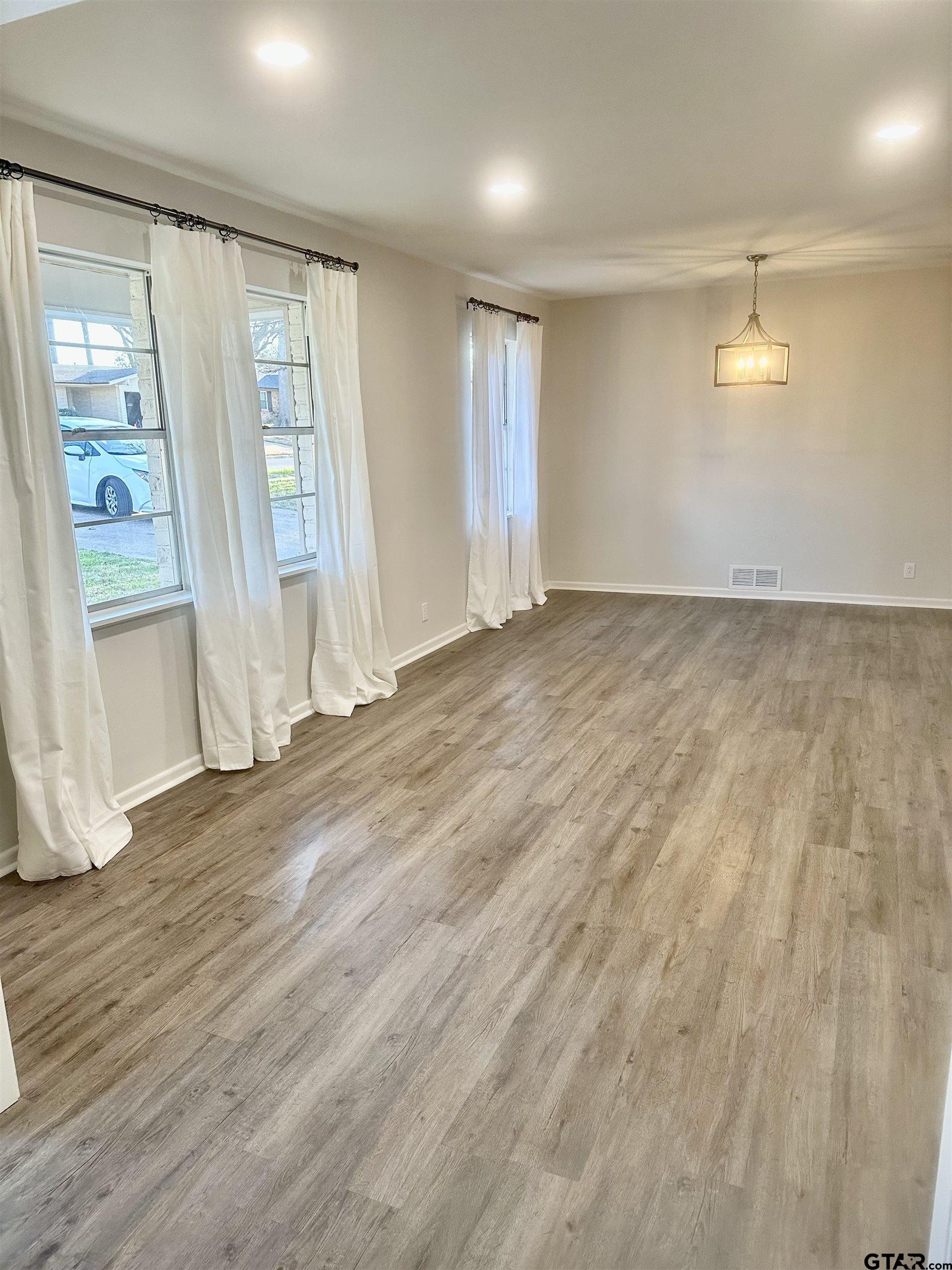 3008 Roanoke Ln