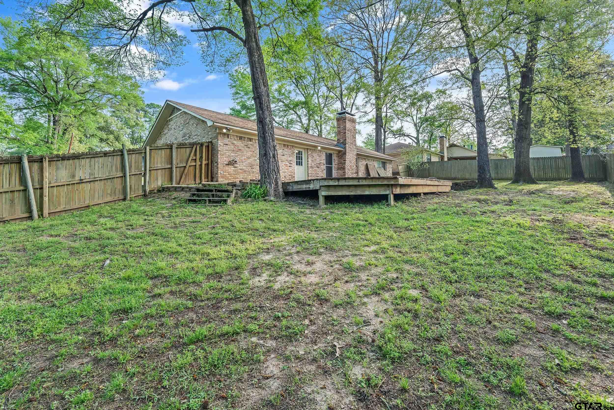 210 Leslie Dr