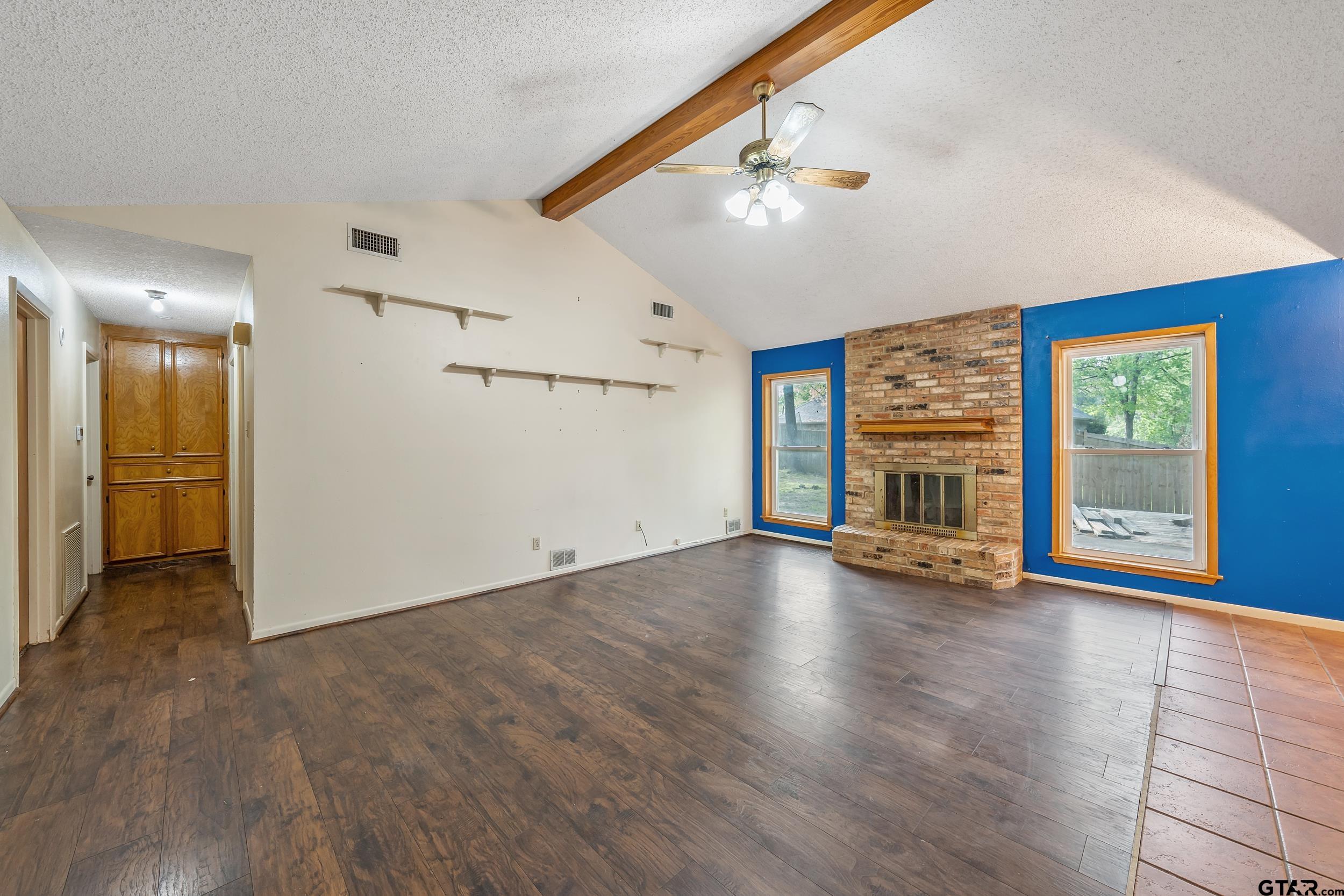 210 Leslie Dr