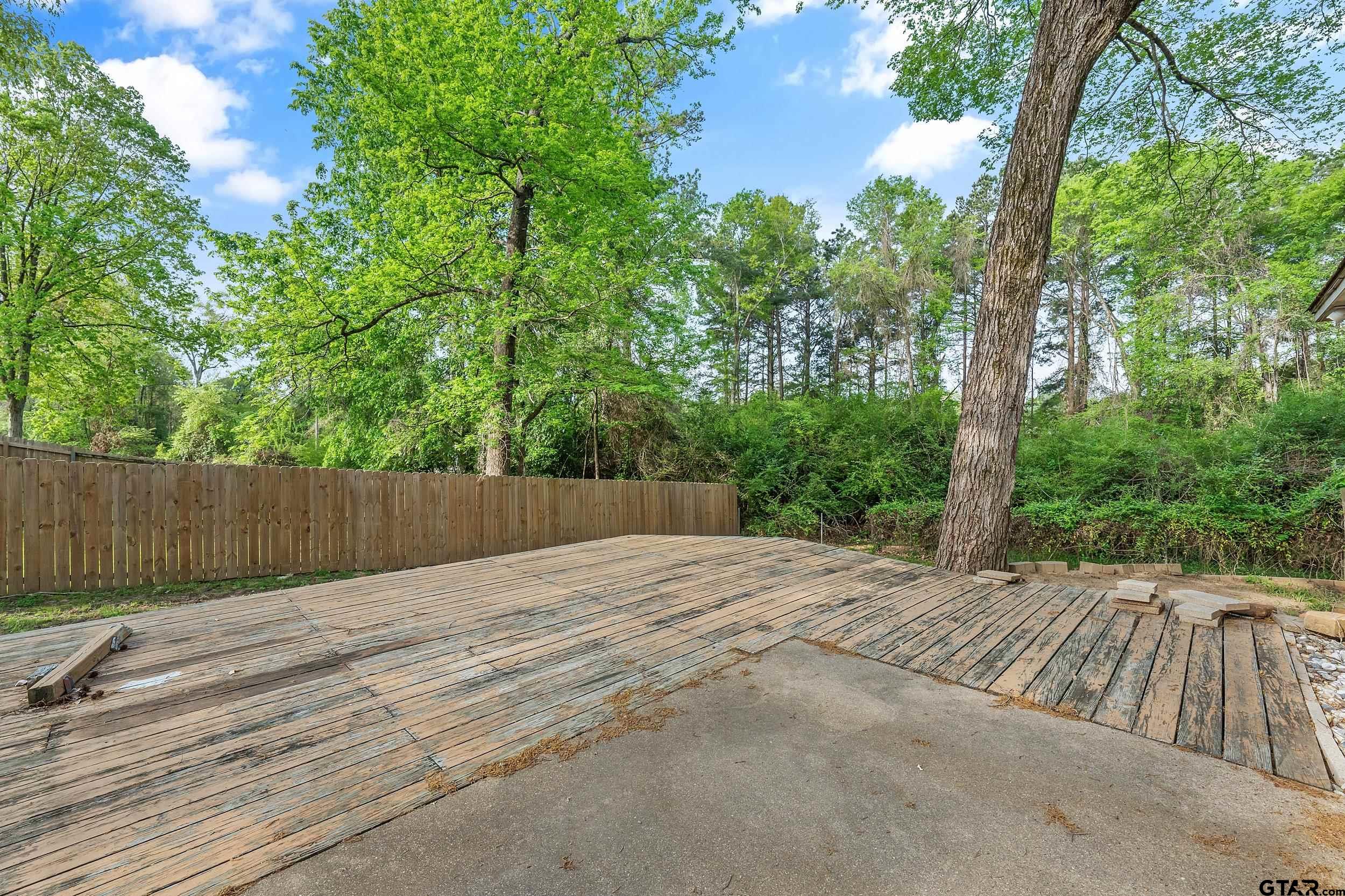 210 Leslie Dr