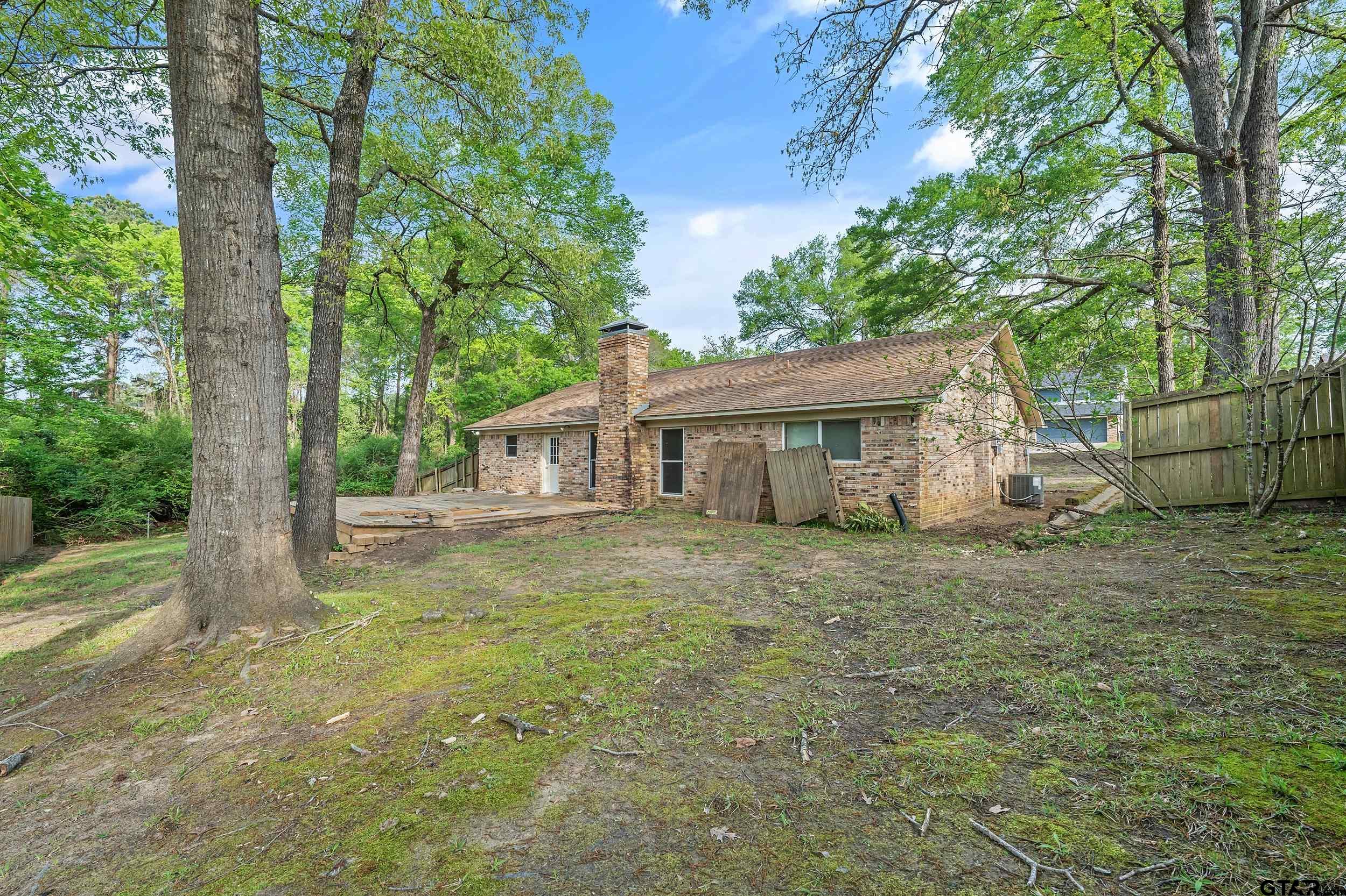 210 Leslie Dr
