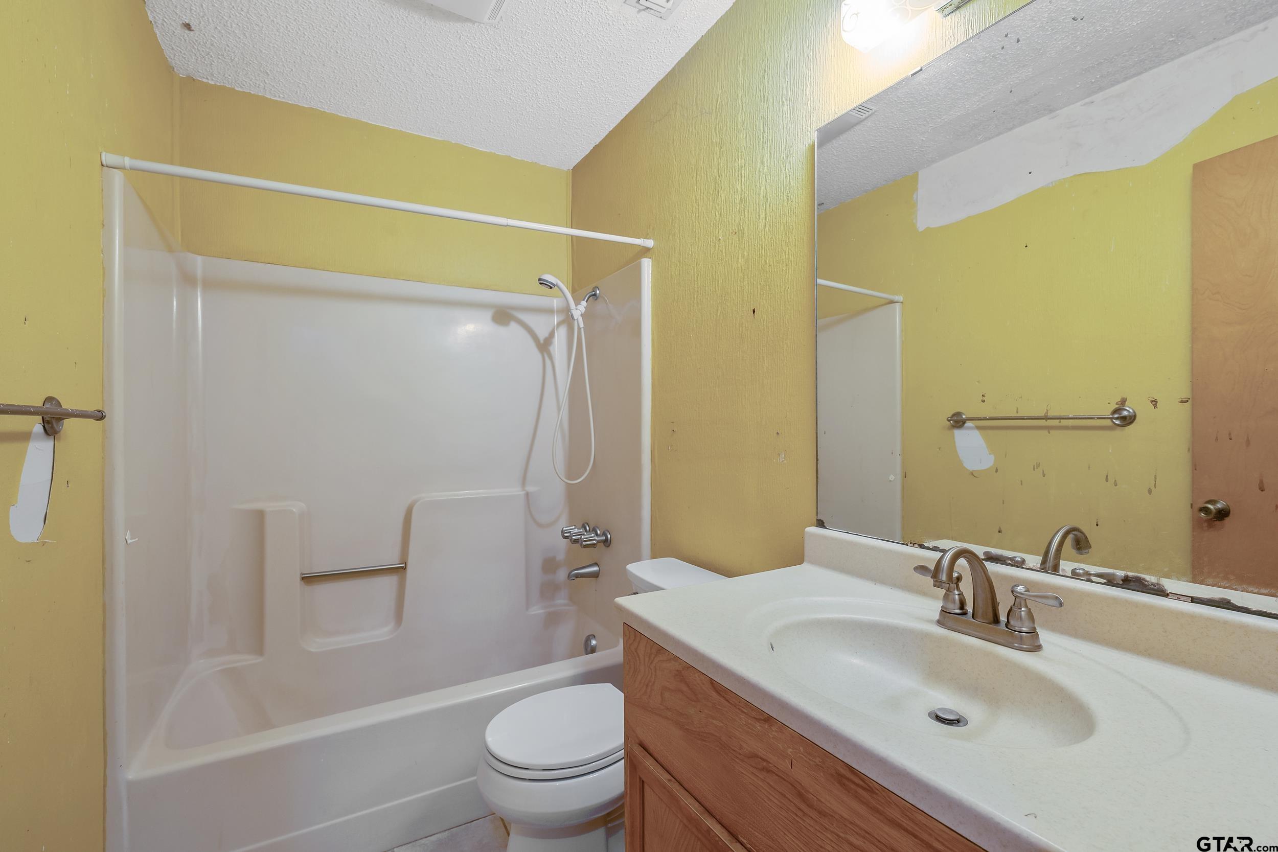 210 Leslie Dr