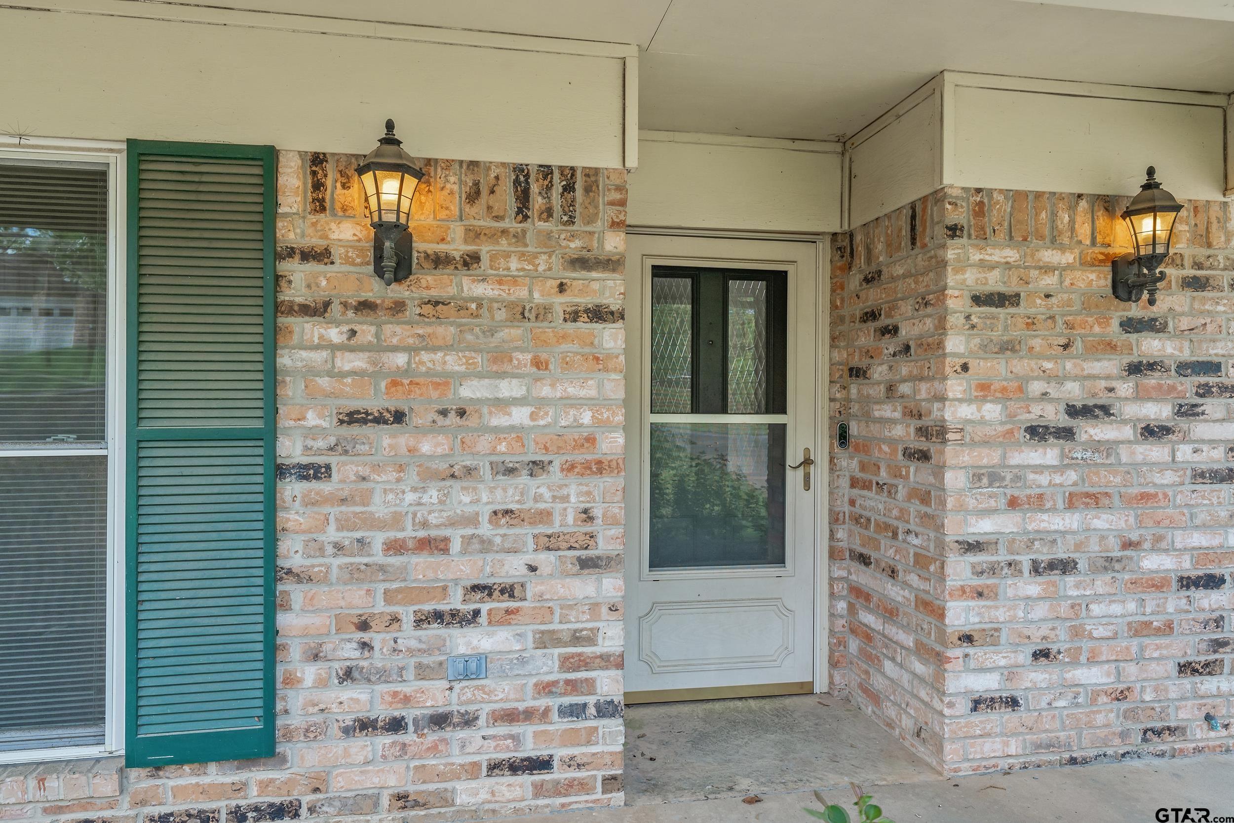 210 Leslie Dr