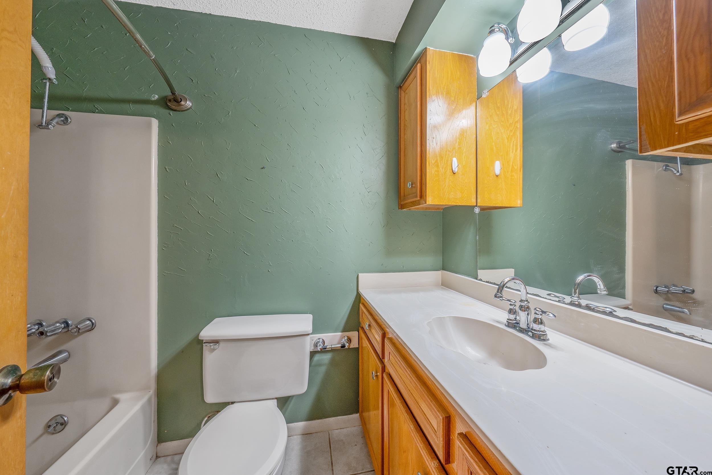 210 Leslie Dr