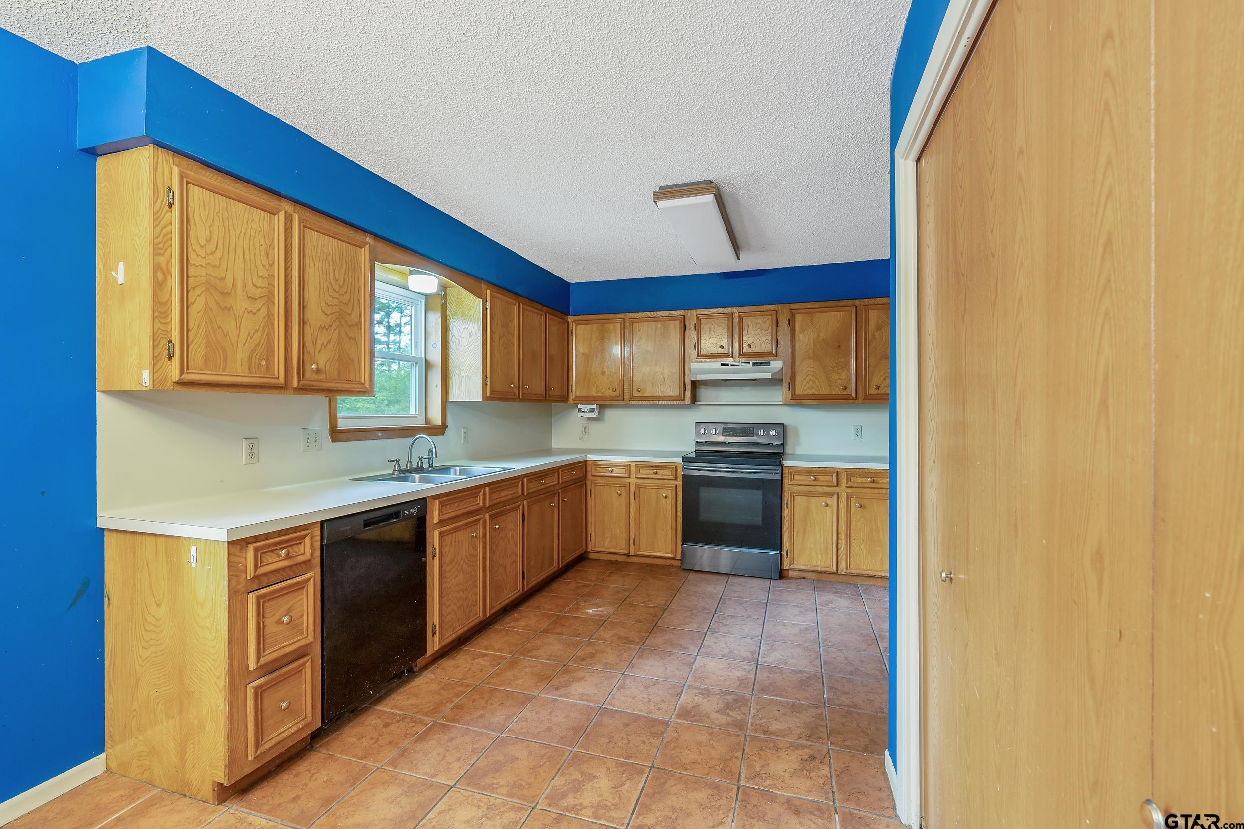 210 Leslie Dr