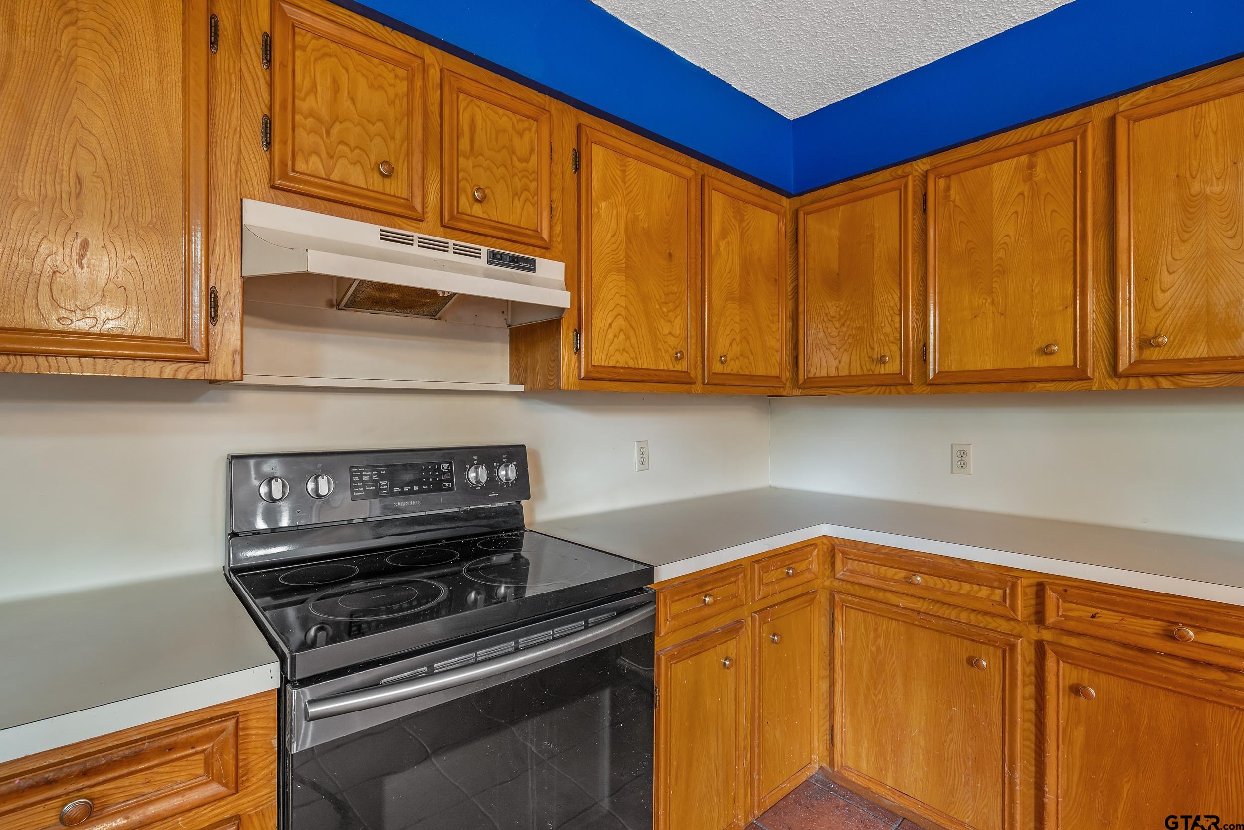 210 Leslie Dr