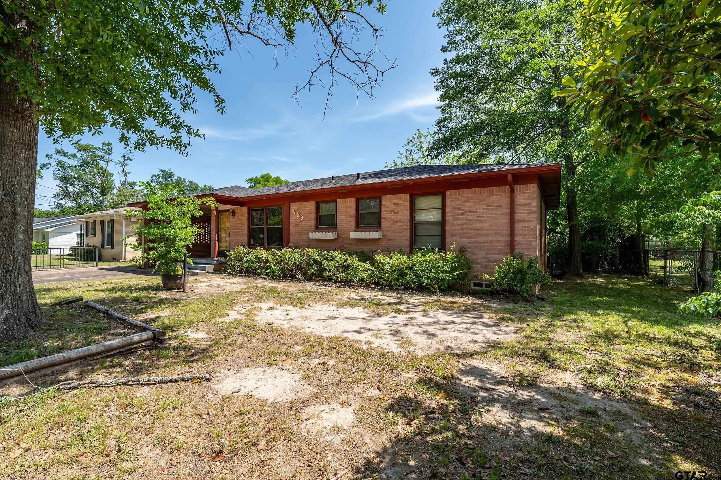 738 S Palmer Ave.