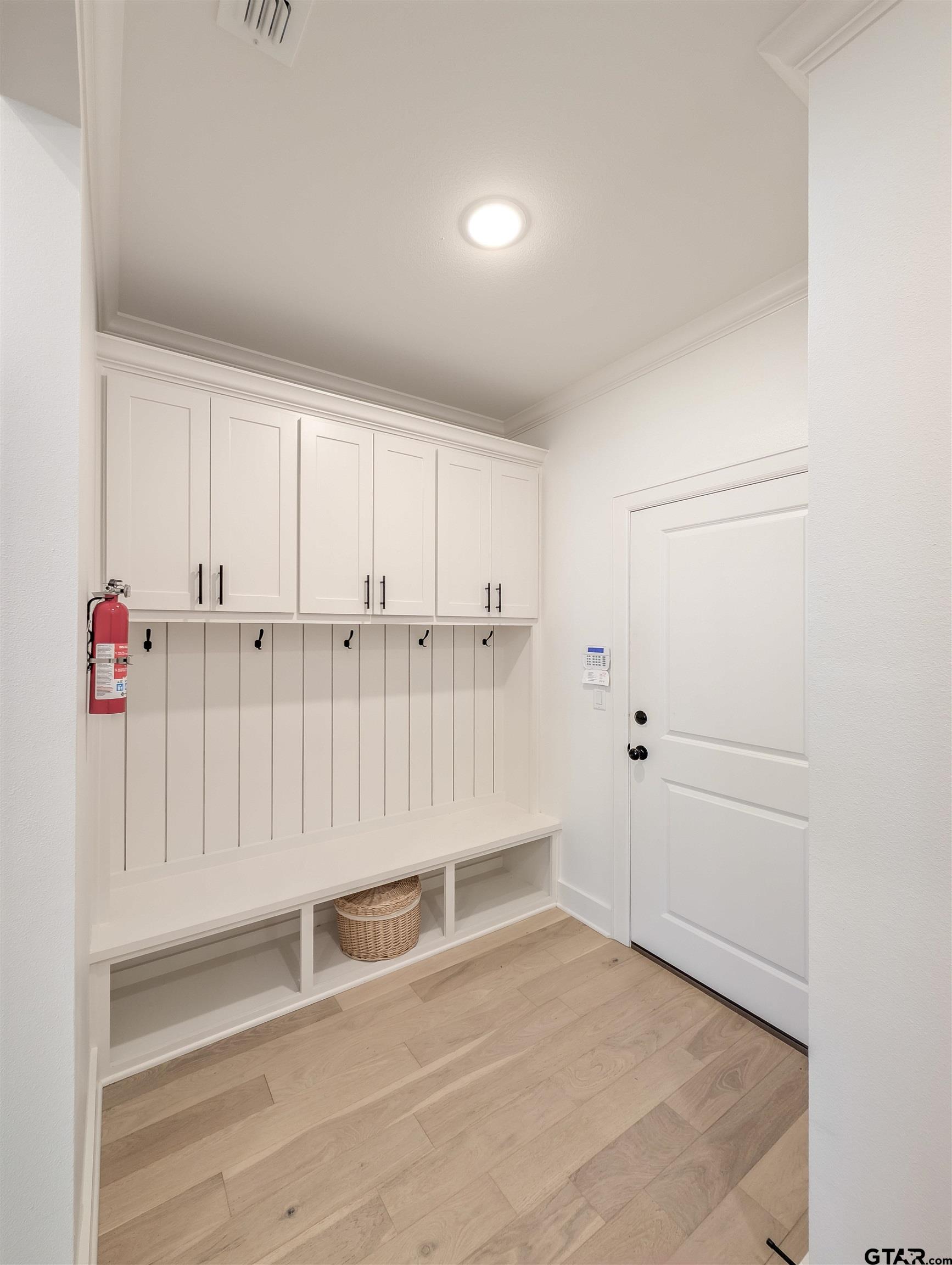 9070 Shallow Cove
