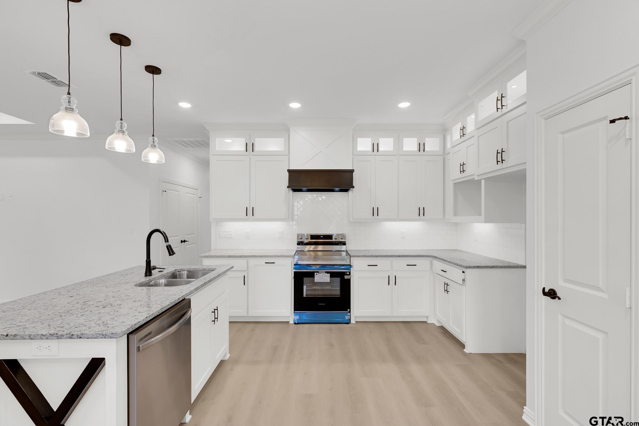 1610 W Barrett