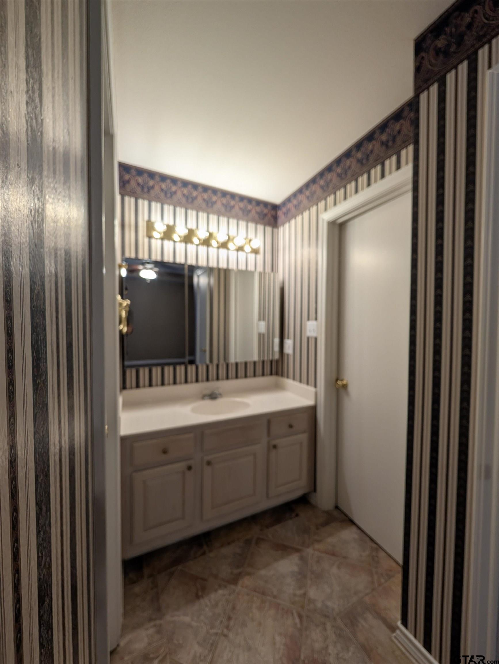 5401 Hollytree Dr #1002