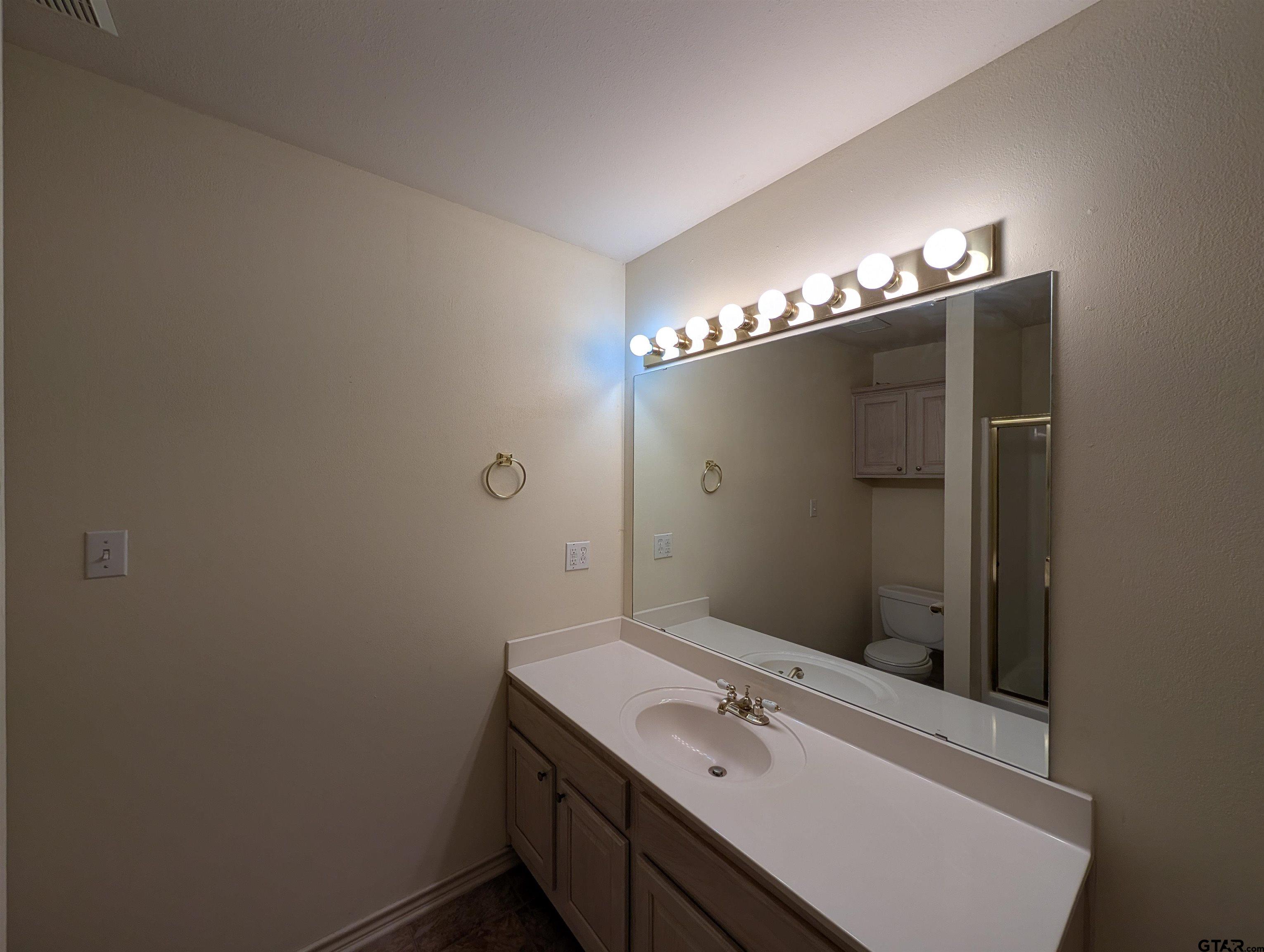 5401 Hollytree Dr #1002