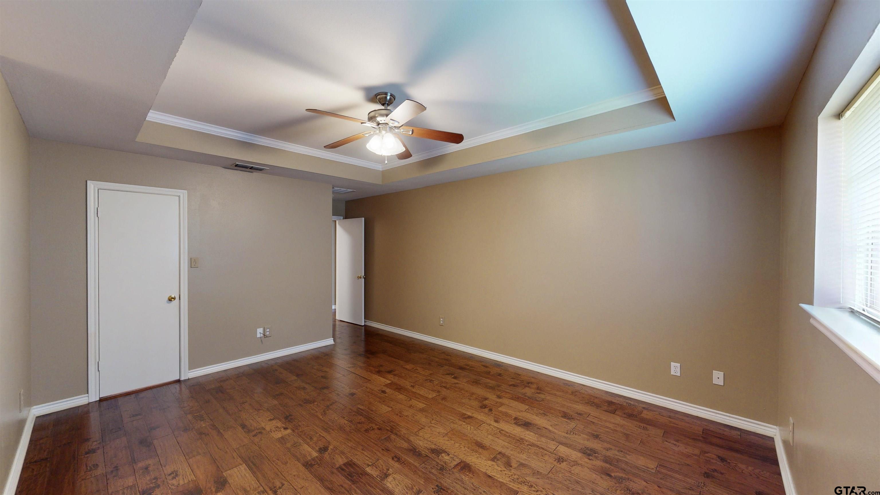 5401 Hollytree Dr #1002