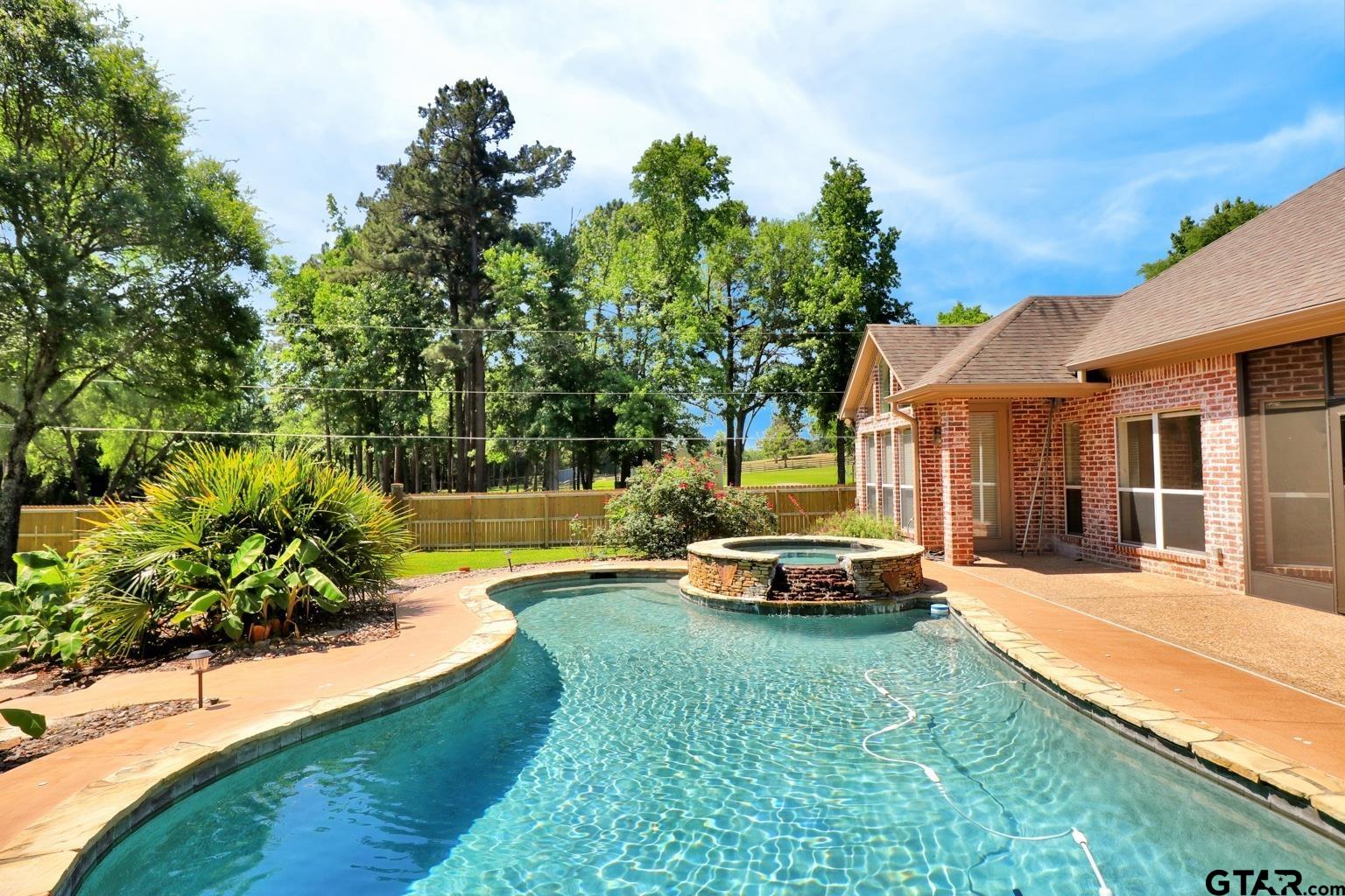 18155 Oak Forest