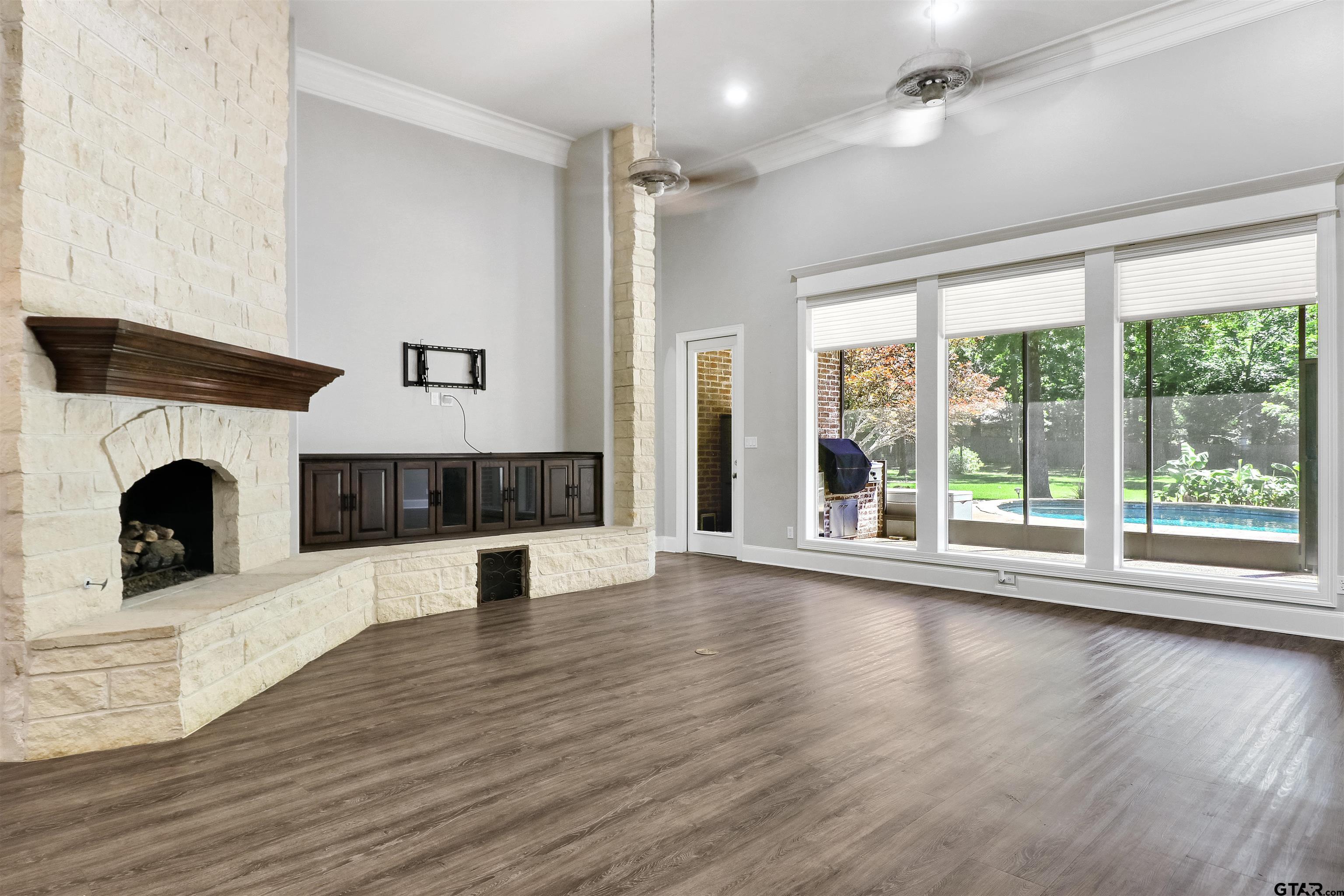 18155 Oak Forest