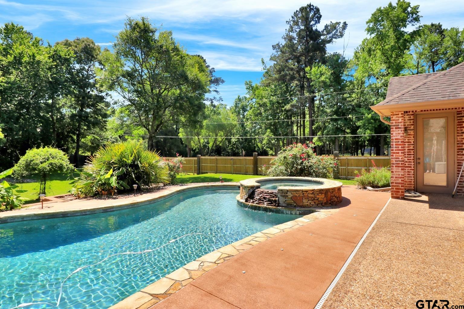 18155 Oak Forest