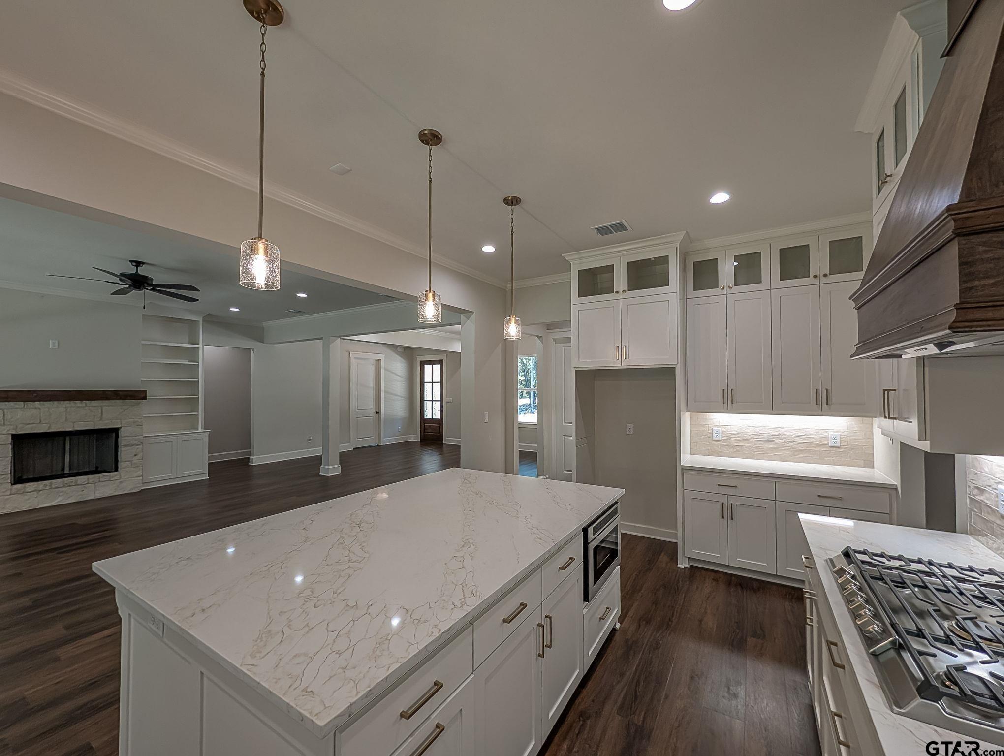 15337 Lakeside Dr