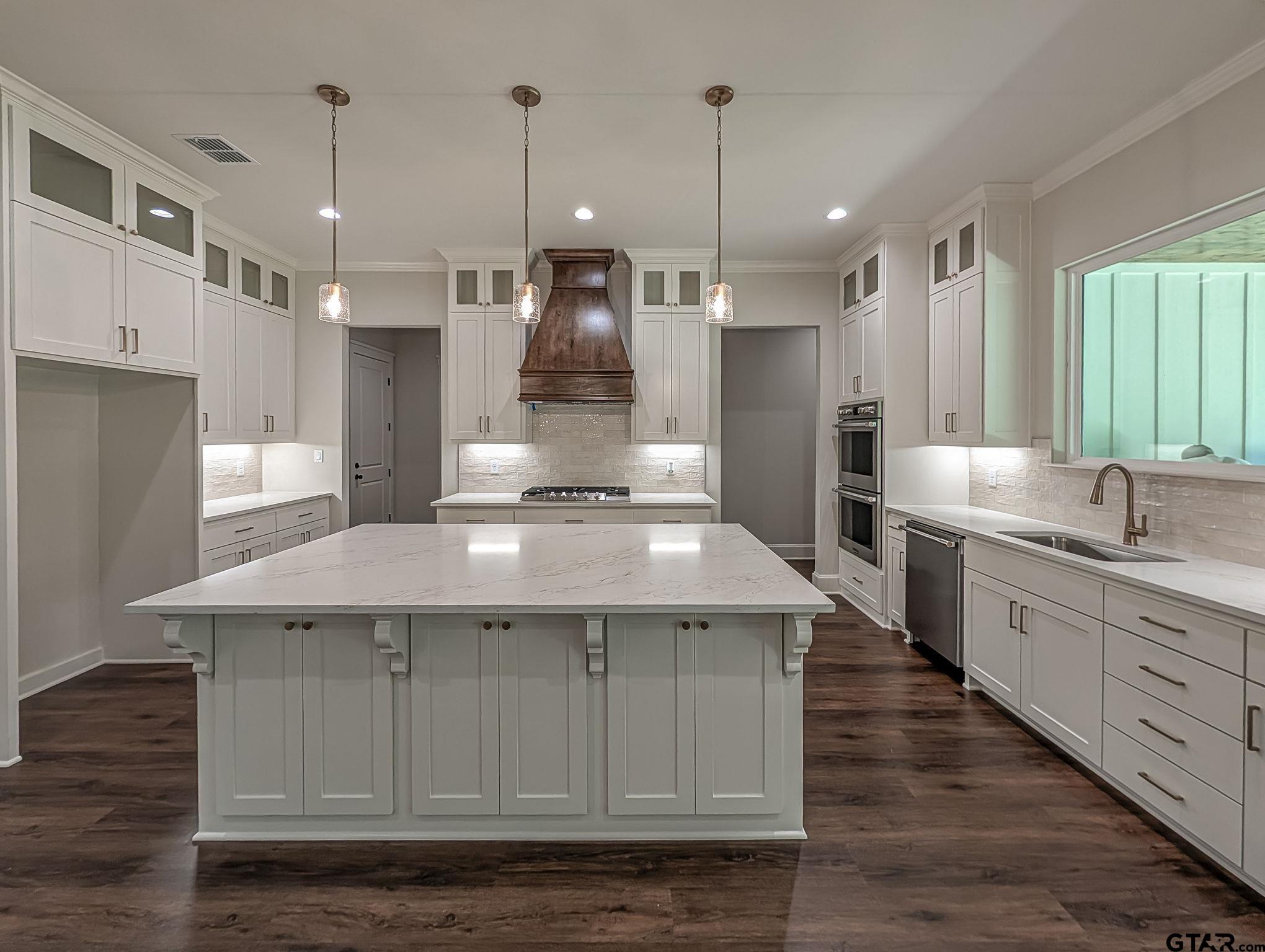 15337 Lakeside Dr