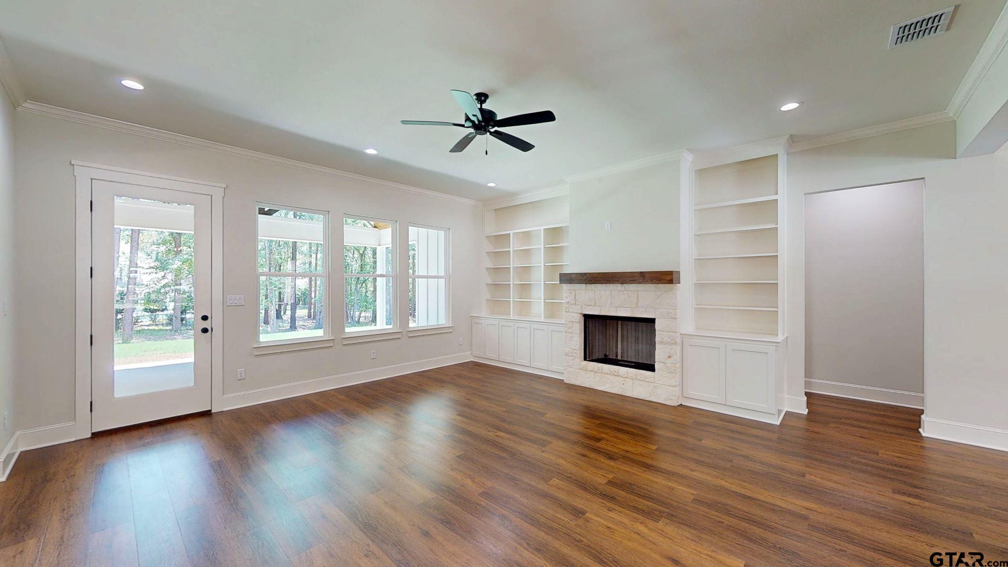 15337 Lakeside Dr