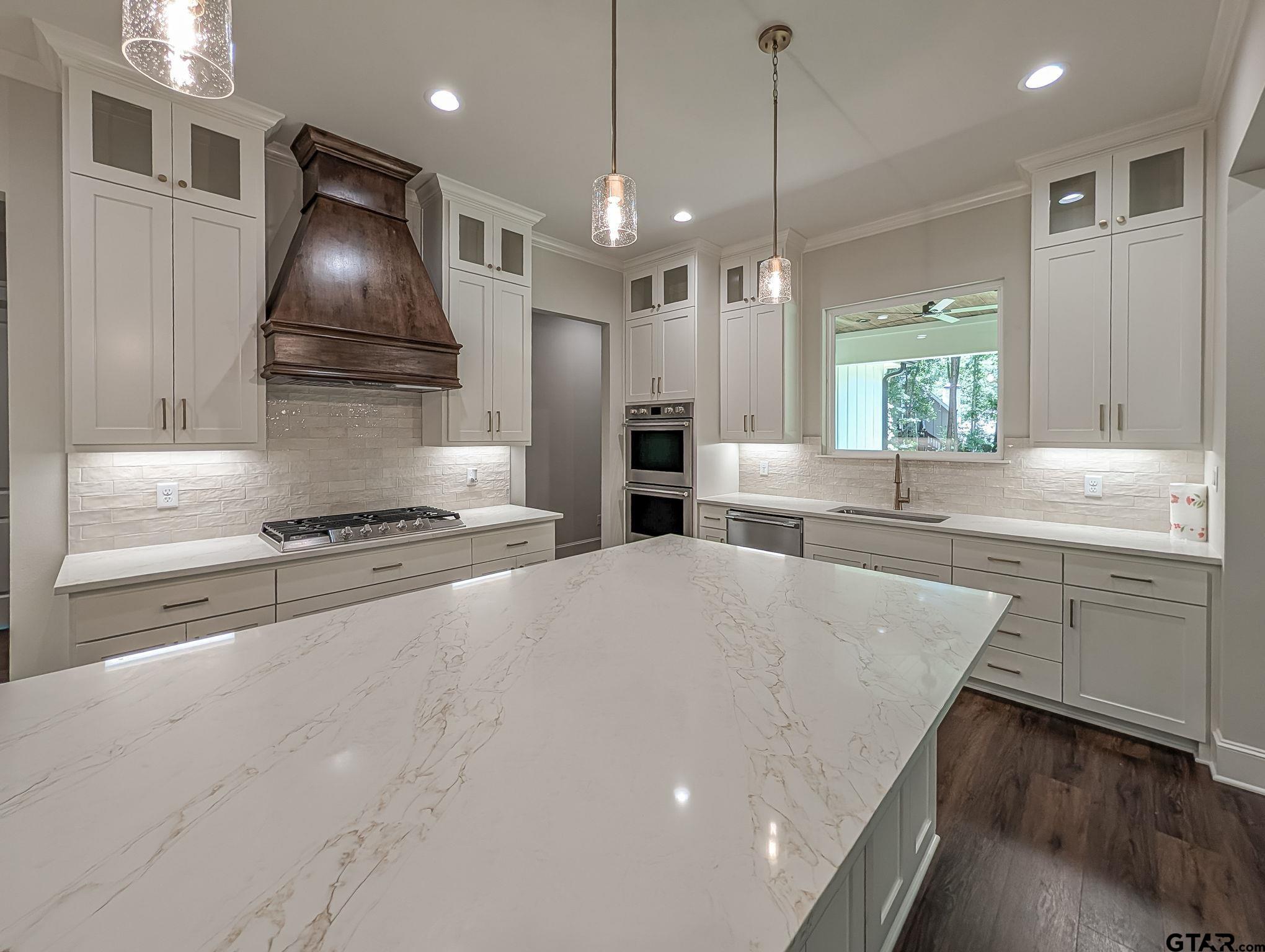 15337 Lakeside Dr
