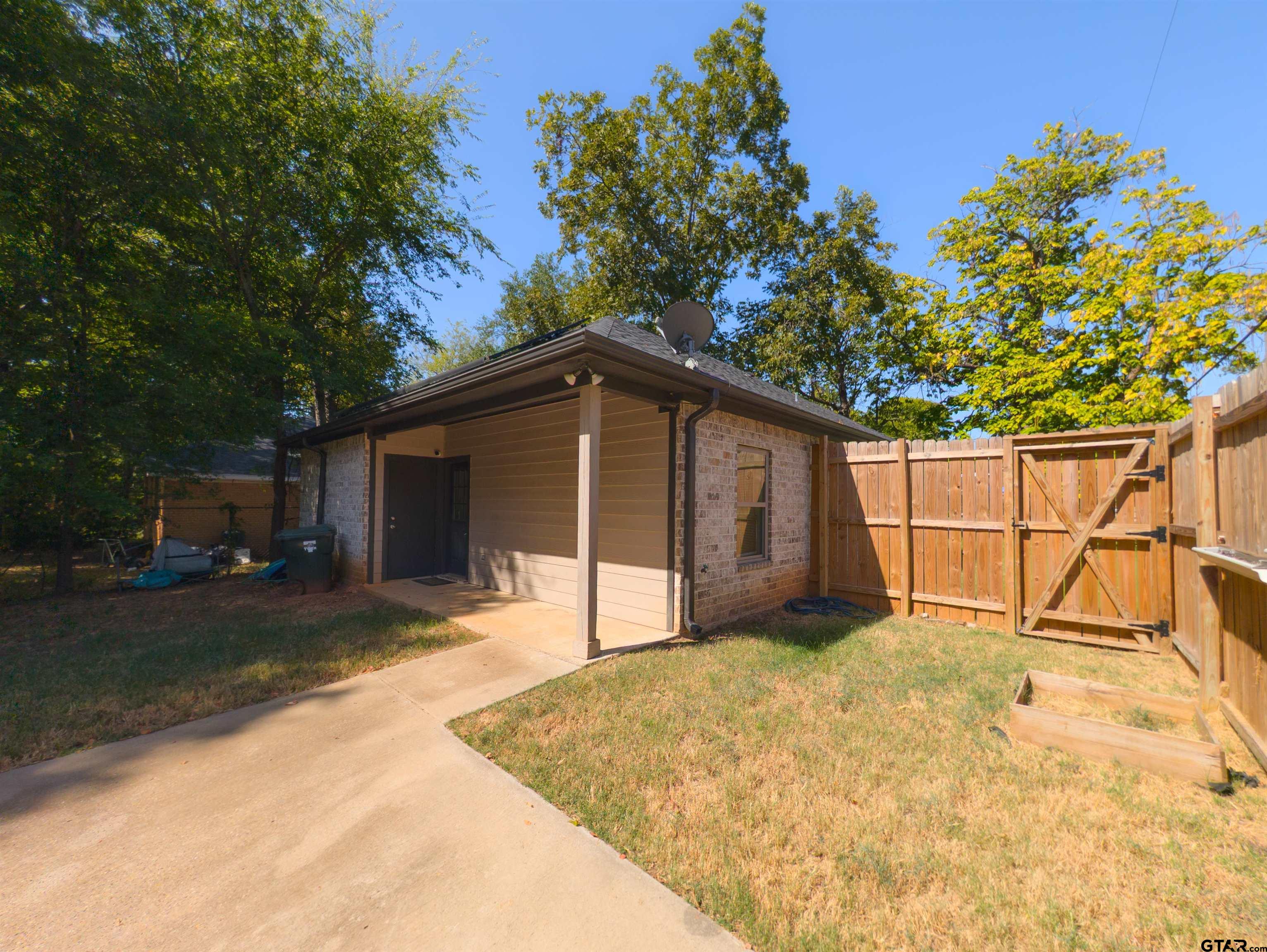 1315 N Ross
